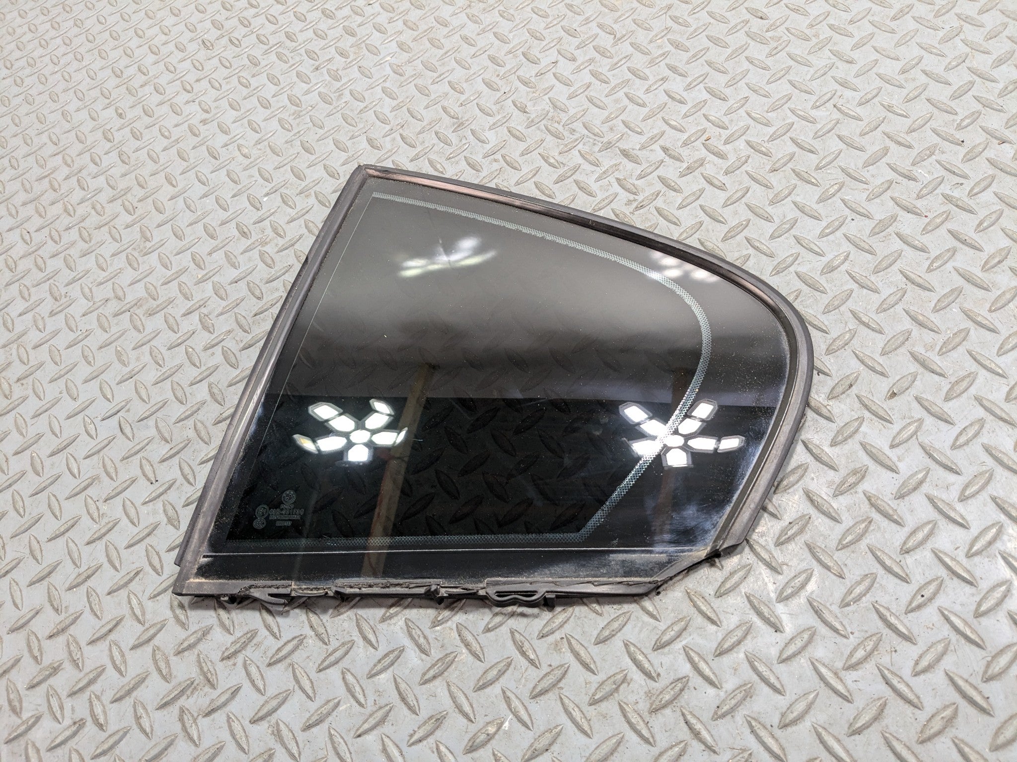 2015 - 2018 BMW 320I OEM VENT GLASS FITS REAR LEFT DRIVER DOOR