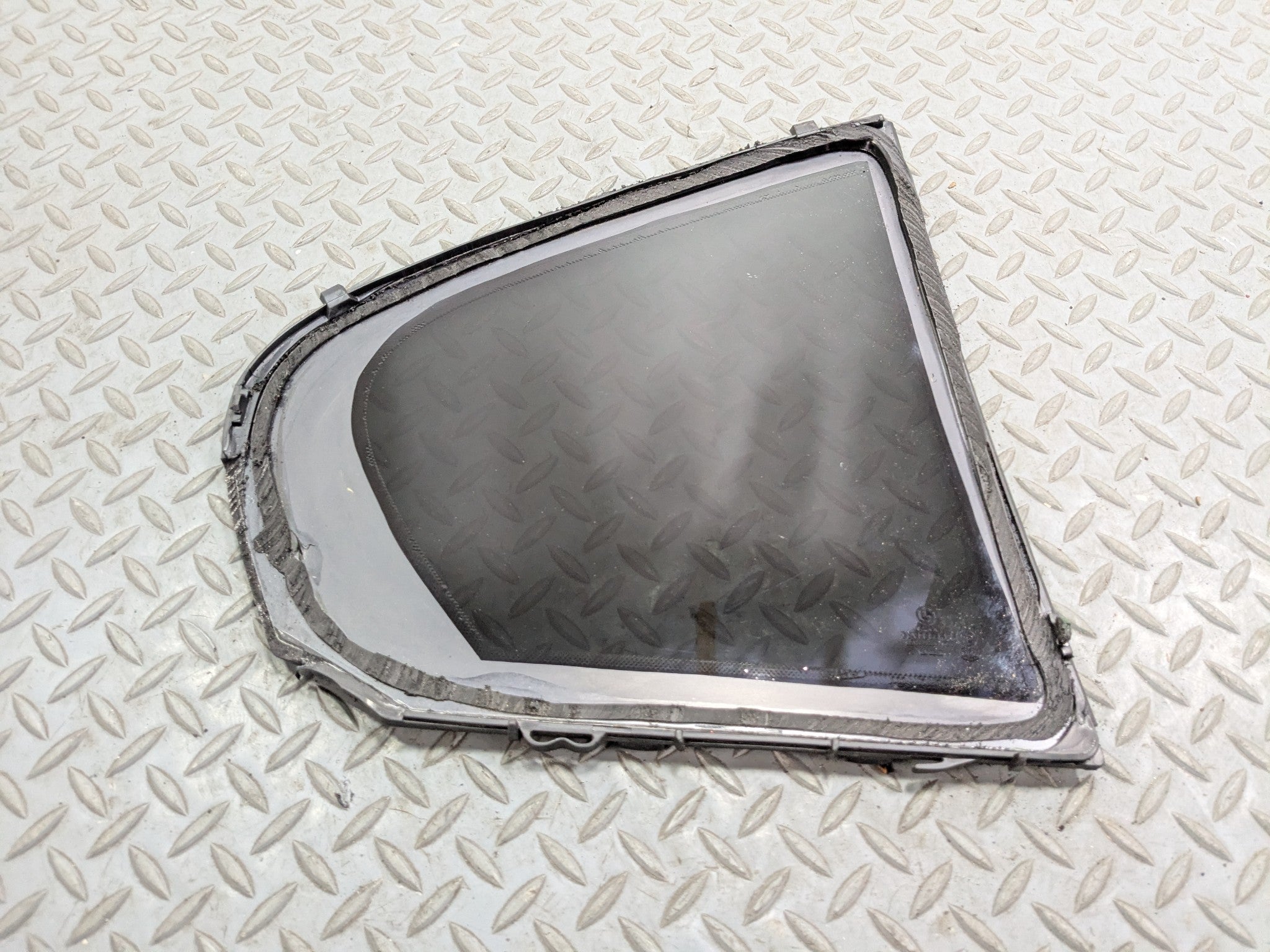 2015 - 2018 BMW 320I OEM VENT GLASS FITS REAR LEFT DRIVER DOOR