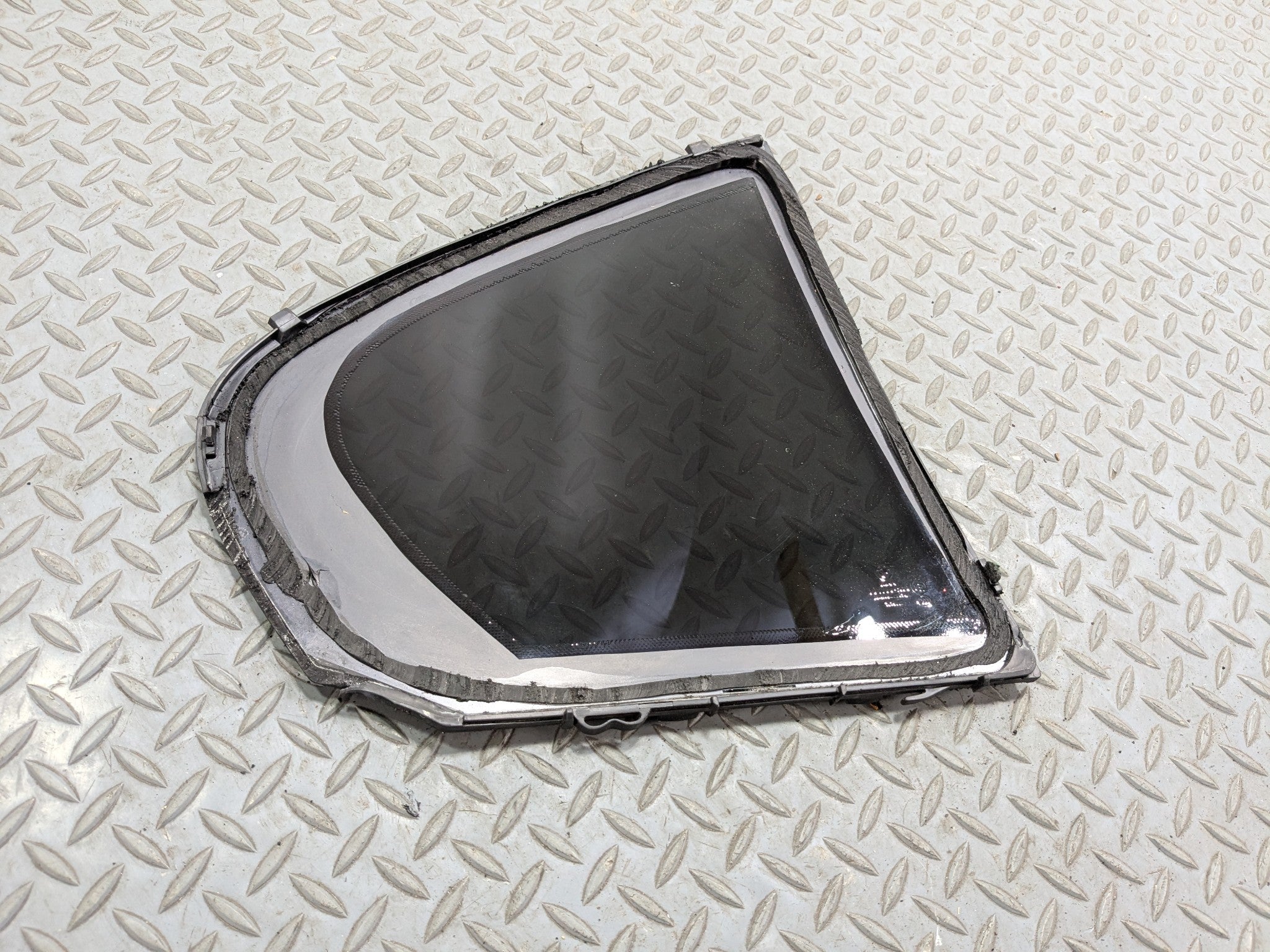 2015 - 2018 BMW 320I OEM VENT GLASS FITS REAR LEFT DRIVER DOOR