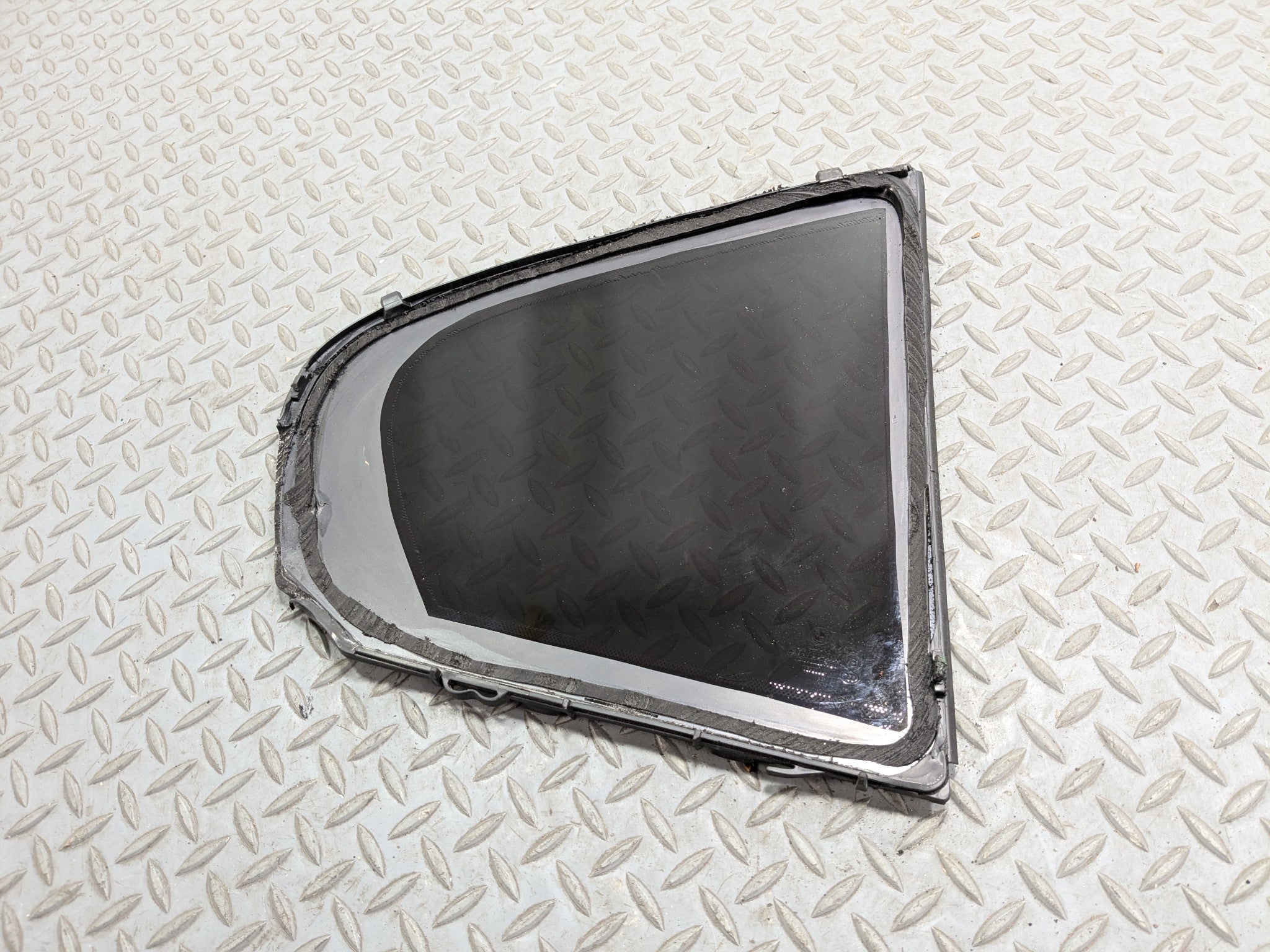 2015 - 2018 BMW 320I OEM VENT GLASS FITS REAR LEFT DRIVER DOOR