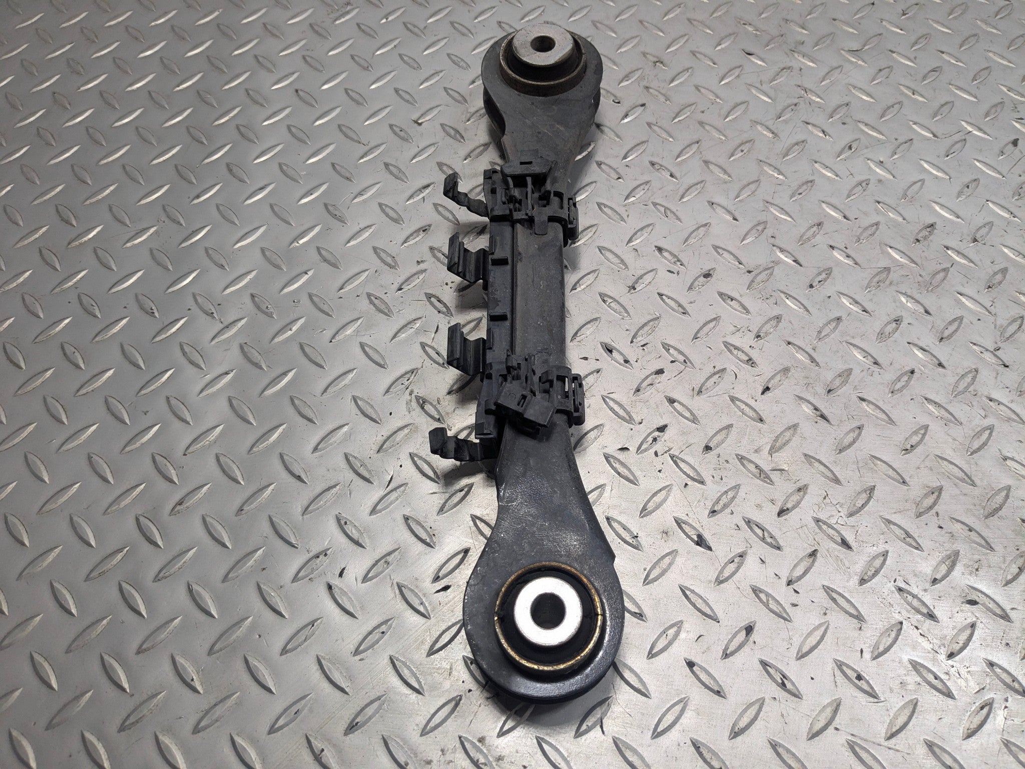 2015 - 2018 BMW 320I OEM UPPER CENTER CONTROL ARM REAR RIGHT PASSENGER SIDE
