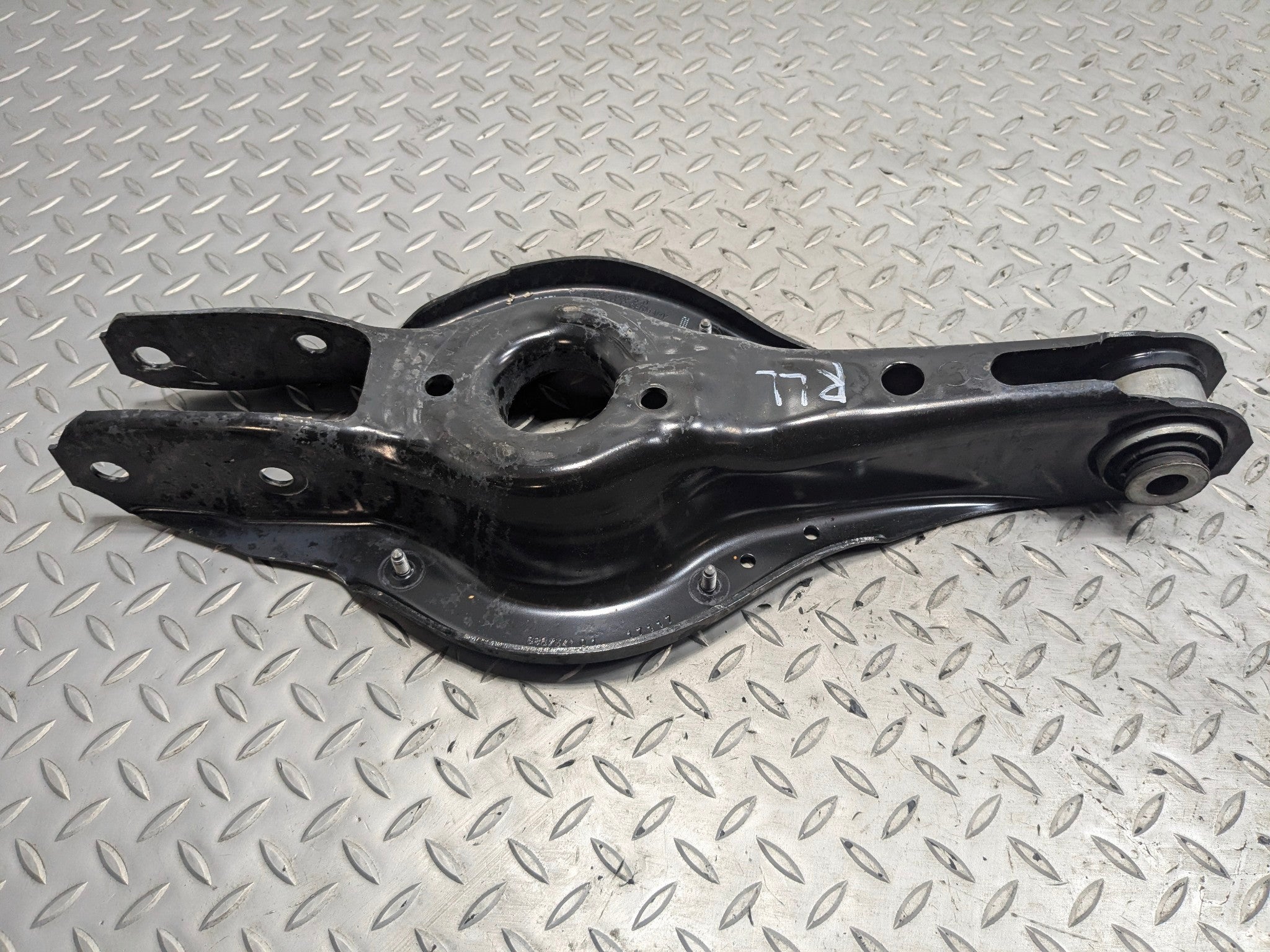 2015 - 2018 BMW 320I OEM LOWER CONTROL ARM SPRING PERCH REAR LEFT DRIVER SIDE