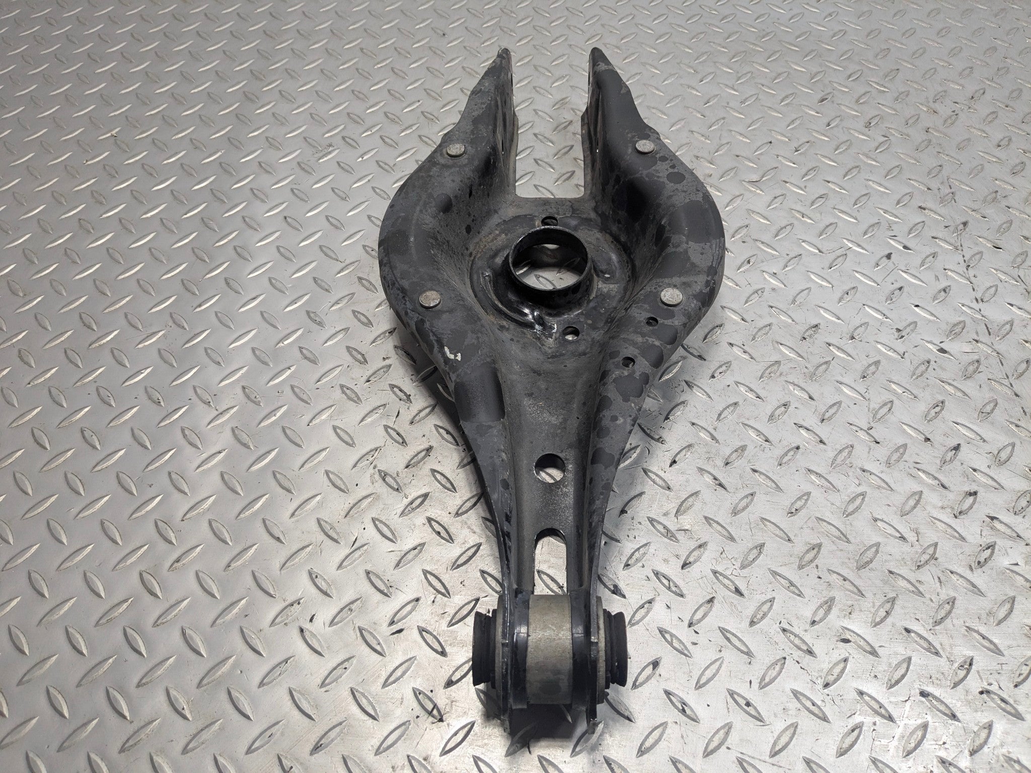 2015 - 2018 BMW 320I OEM LOWER CONTROL ARM SPRING PERCH REAR LEFT DRIVER SIDE