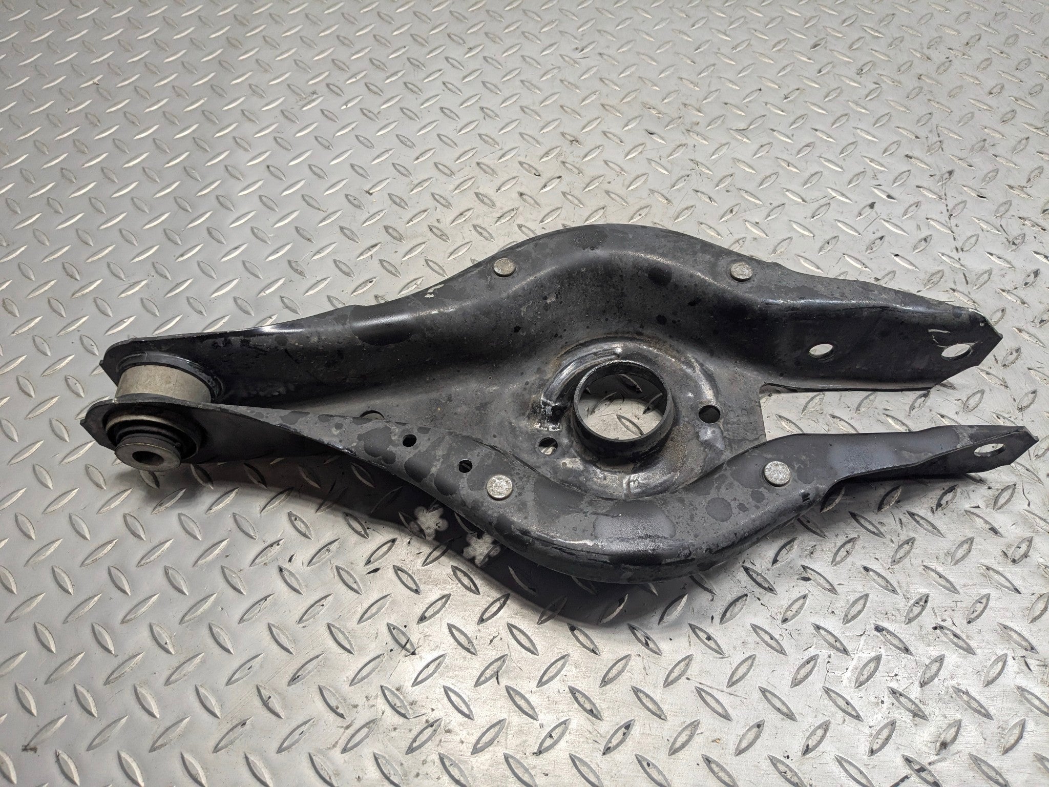 2015 - 2018 BMW 320I OEM LOWER CONTROL ARM SPRING PERCH REAR LEFT DRIVER SIDE