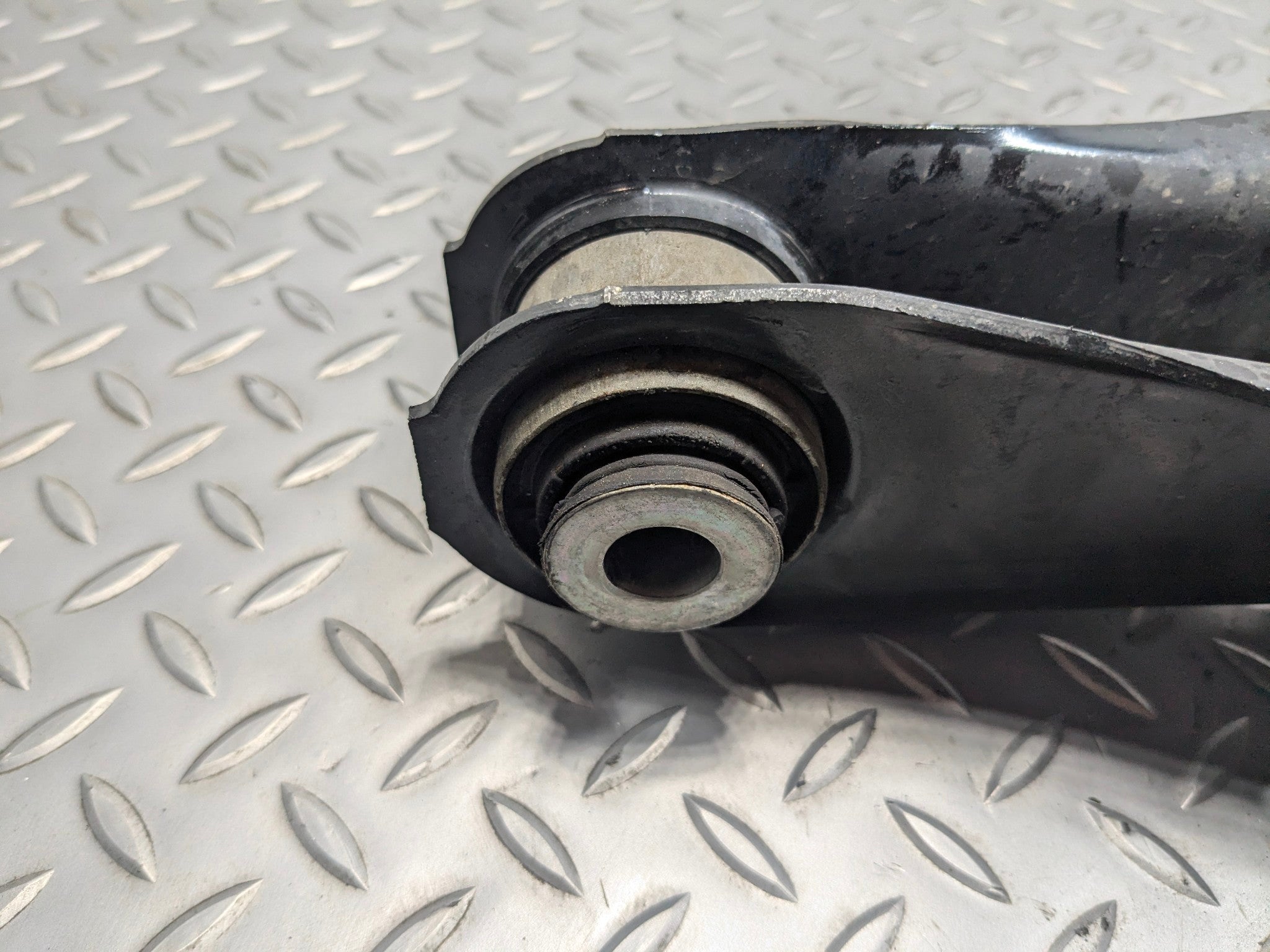 2015 - 2018 BMW 320I OEM LOWER CONTROL ARM SPRING PERCH REAR LEFT DRIVER SIDE