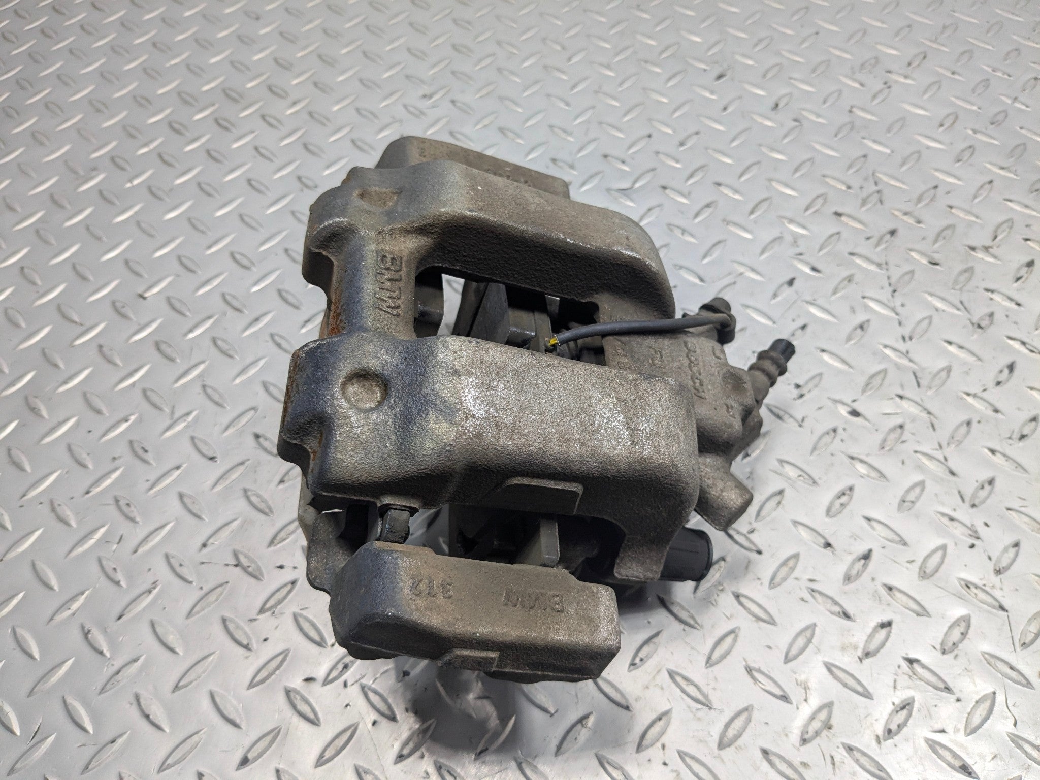 2015 - 2018 BMW 320I OEM BRAKE CALIPER ASSEMBLY FRONT LEFT DRIVER SIDE