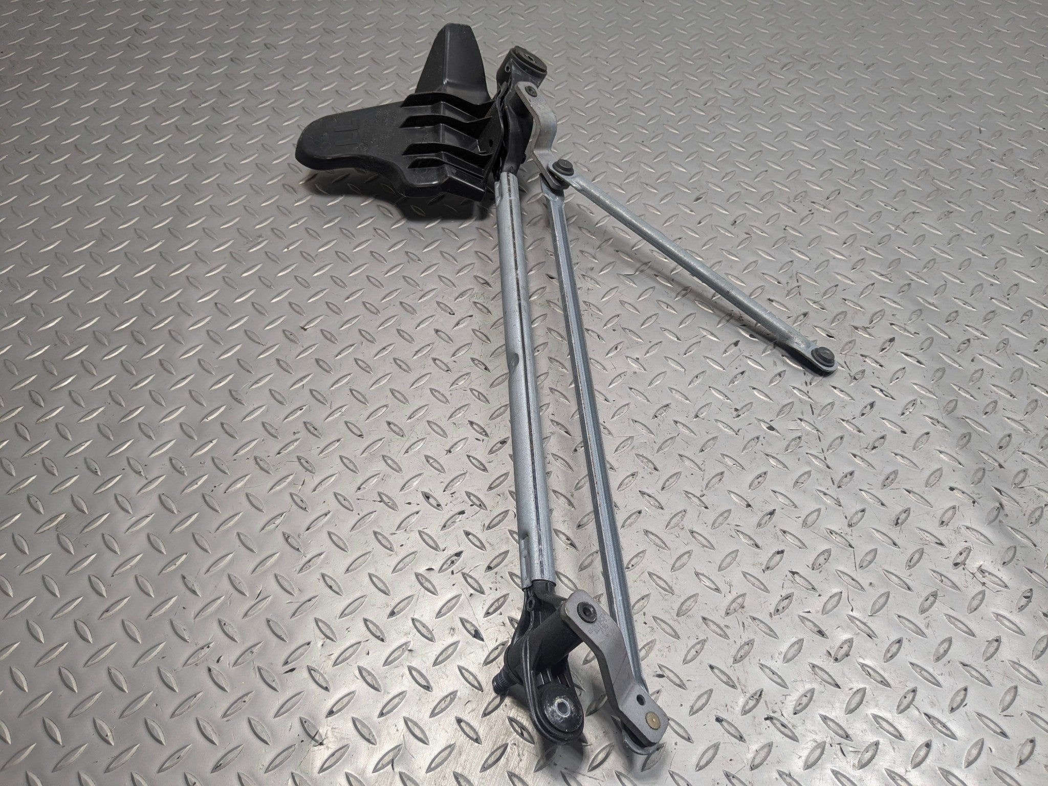 2015 - 2018 BMW 320I OEM WINDSHIELD WIPER TRANSMISSION LINKAGE WITHOUT MOTOR