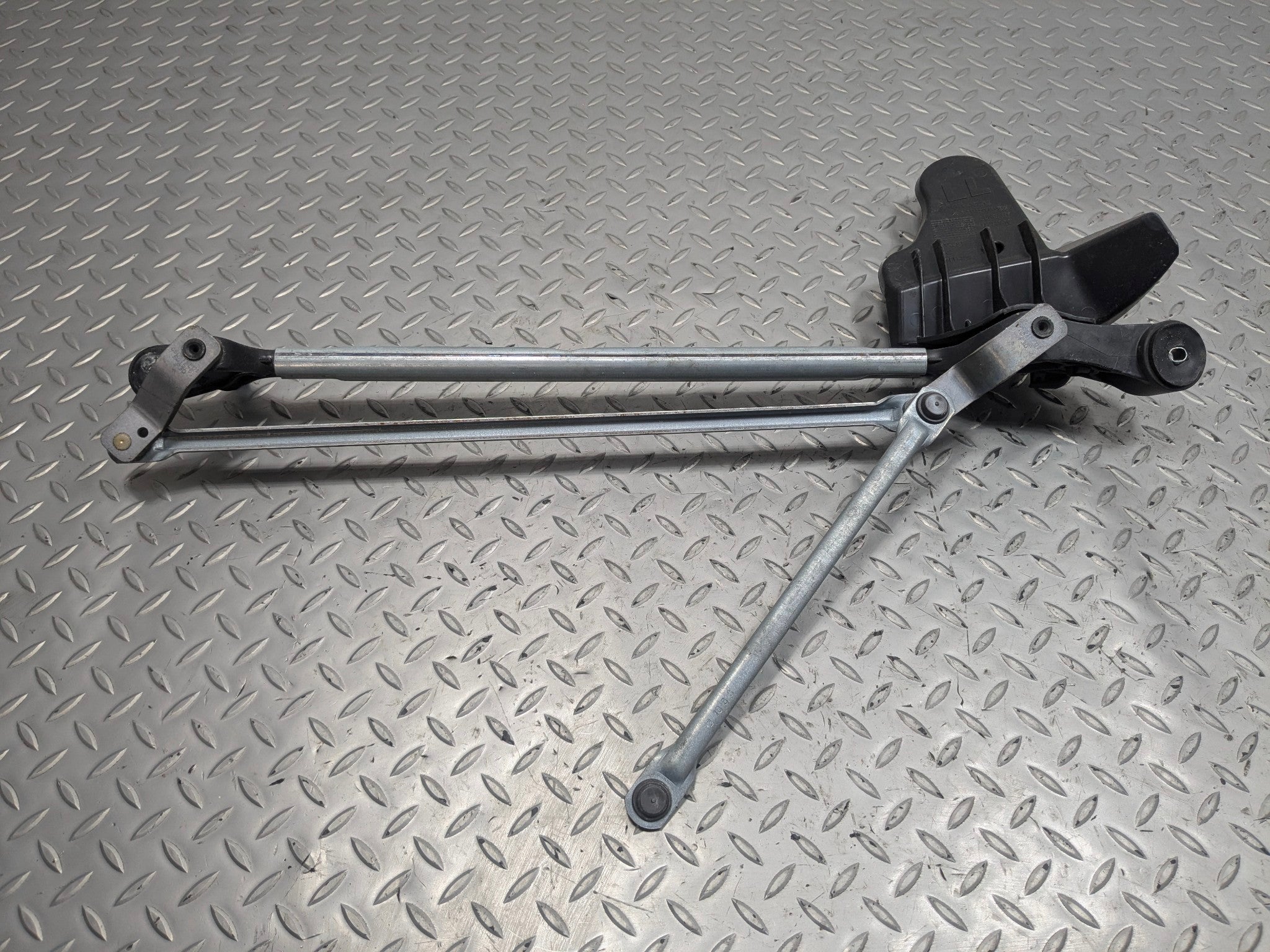 2015 - 2018 BMW 320I OEM WINDSHIELD WIPER TRANSMISSION LINKAGE WITHOUT MOTOR