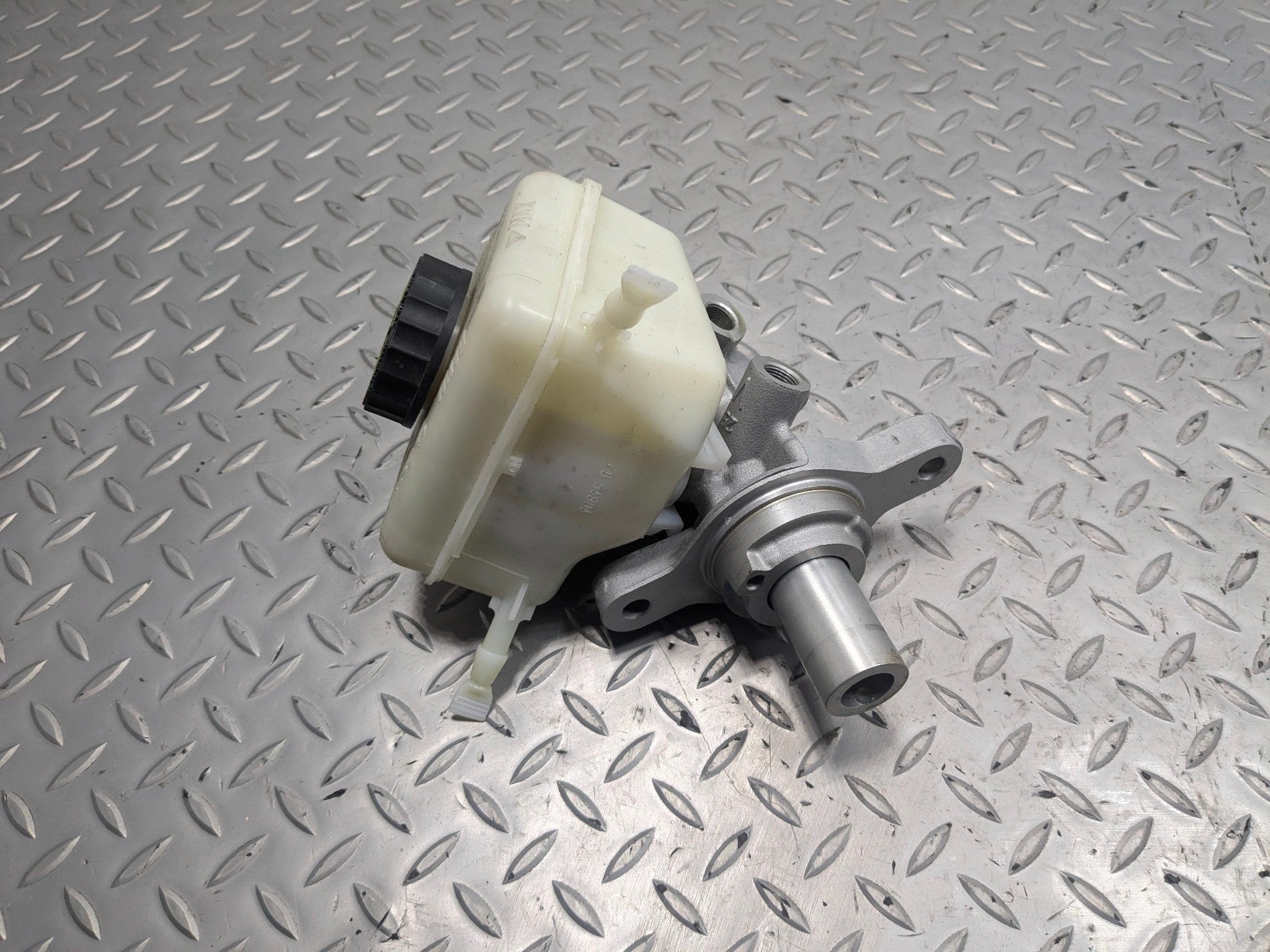 2015 - 2018 BMW 320I OEM BRAKE MASTER CYLINDER WITH RESERVOIR ASSEMBLY
