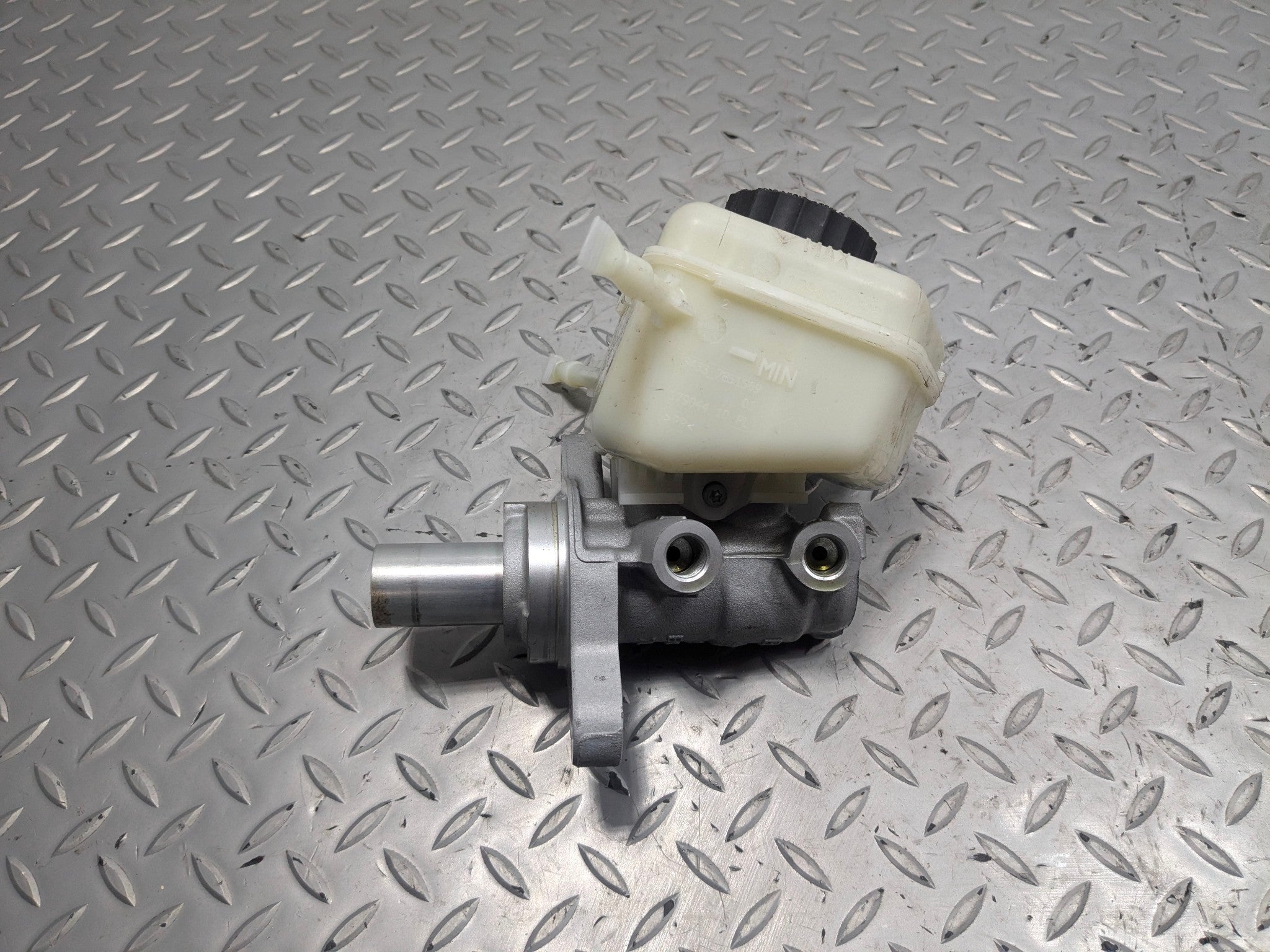 2015 - 2018 BMW 320I OEM BRAKE MASTER CYLINDER WITH RESERVOIR ASSEMBLY