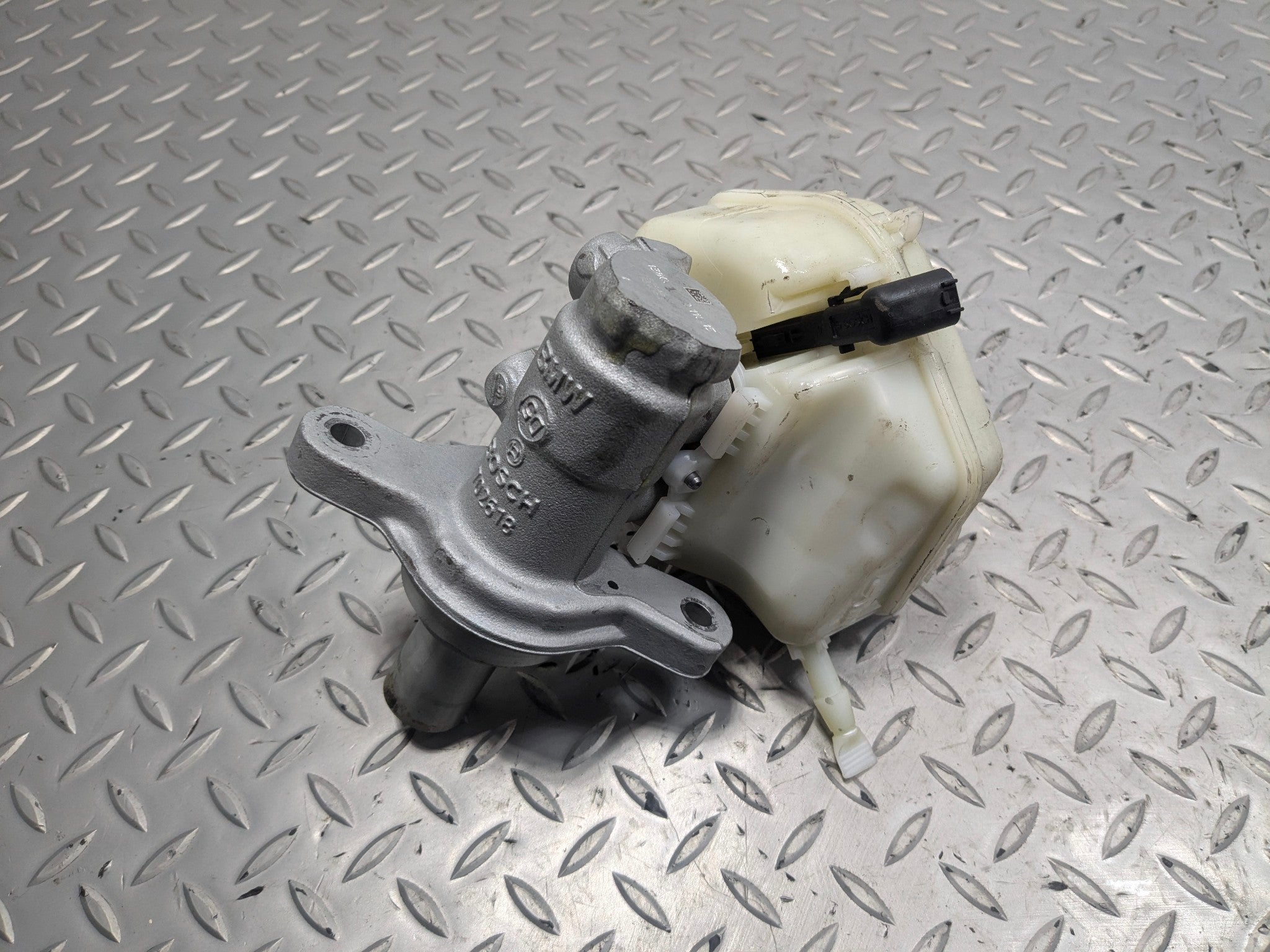 2015 - 2018 BMW 320I OEM BRAKE MASTER CYLINDER WITH RESERVOIR ASSEMBLY