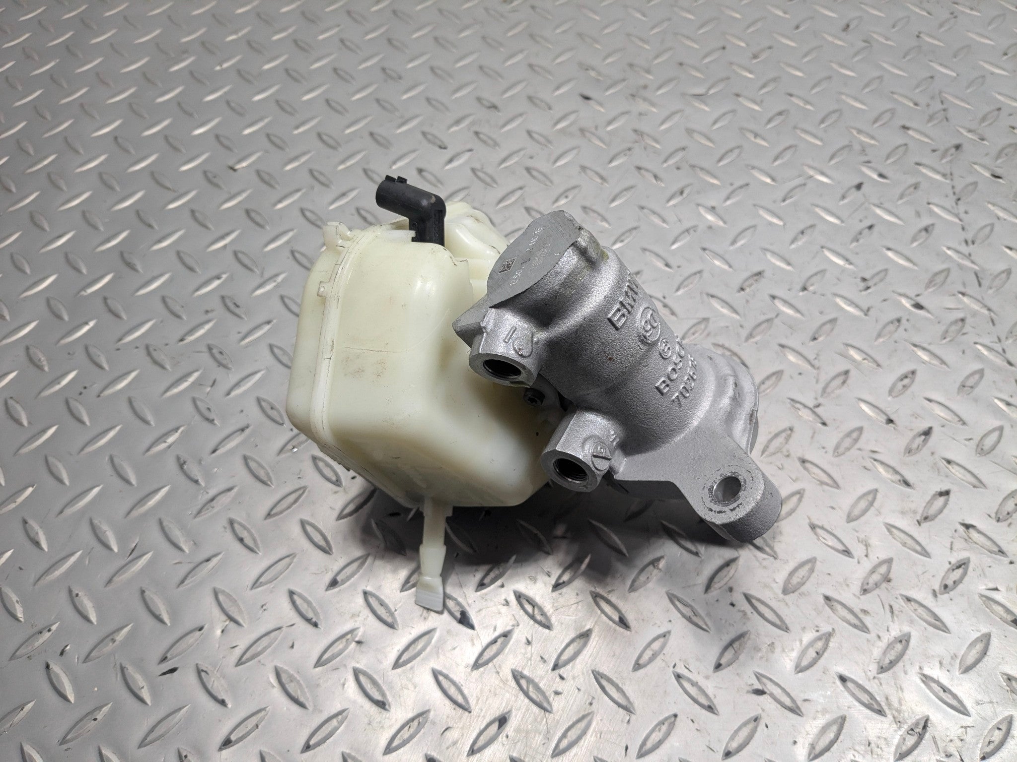 2015 - 2018 BMW 320I OEM BRAKE MASTER CYLINDER WITH RESERVOIR ASSEMBLY