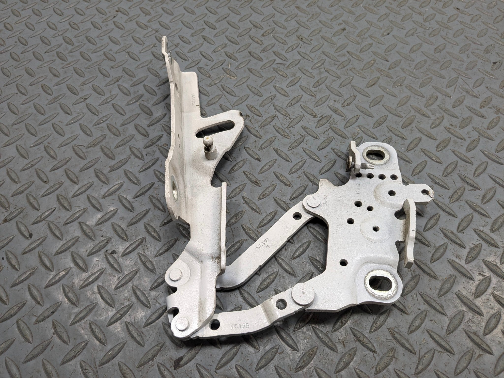 2015 - 2018 BMW 320I OEM HOOD BONNET HINGE SUPPORT FRONT LEFT DRIVER SIDE