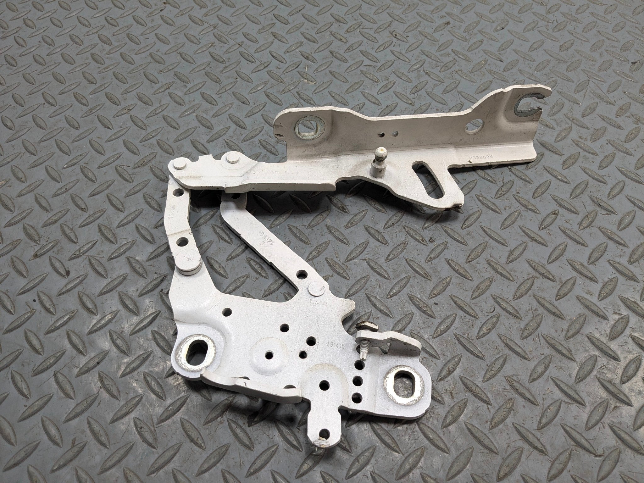 2015 - 2018 BMW 320I OEM HOOD BONNET HINGE SUPPORT FRONT LEFT DRIVER SIDE