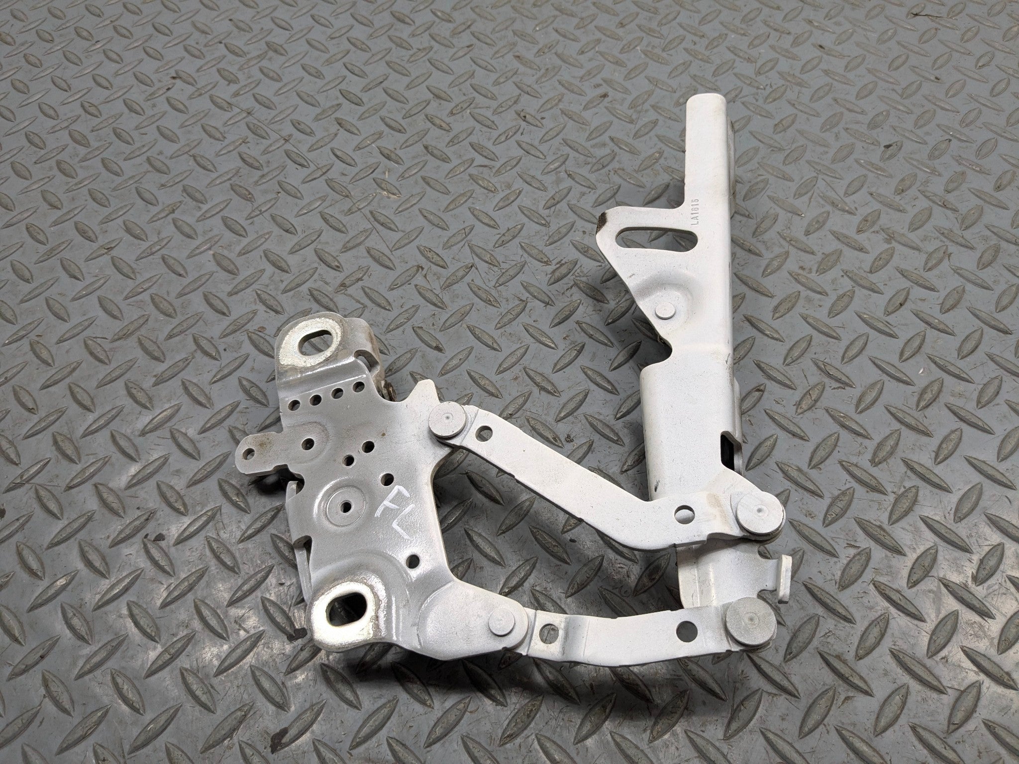 2015 - 2018 BMW 320I OEM HOOD BONNET HINGE SUPPORT FRONT LEFT DRIVER SIDE