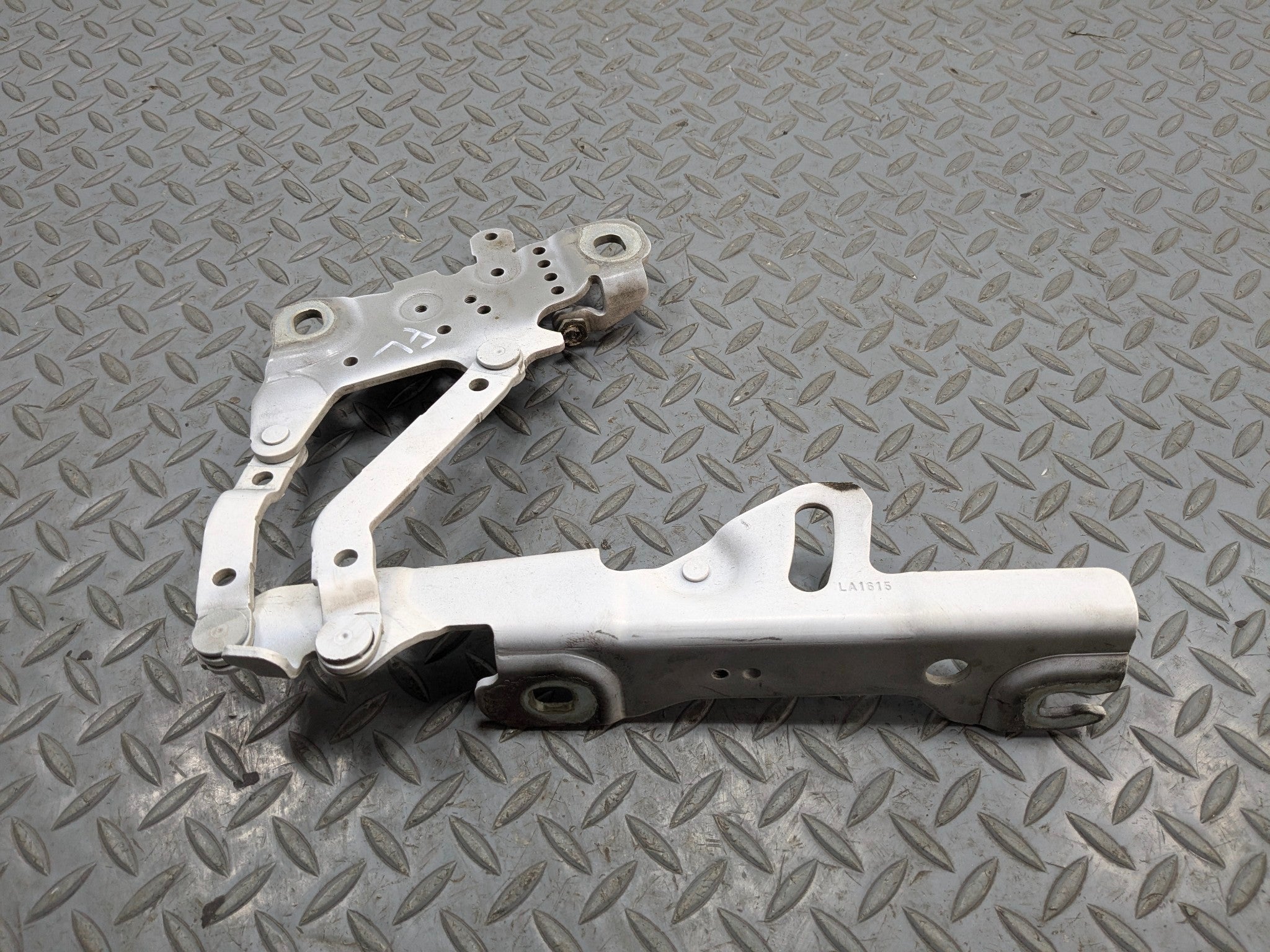 2015 - 2018 BMW 320I OEM HOOD BONNET HINGE SUPPORT FRONT LEFT DRIVER SIDE