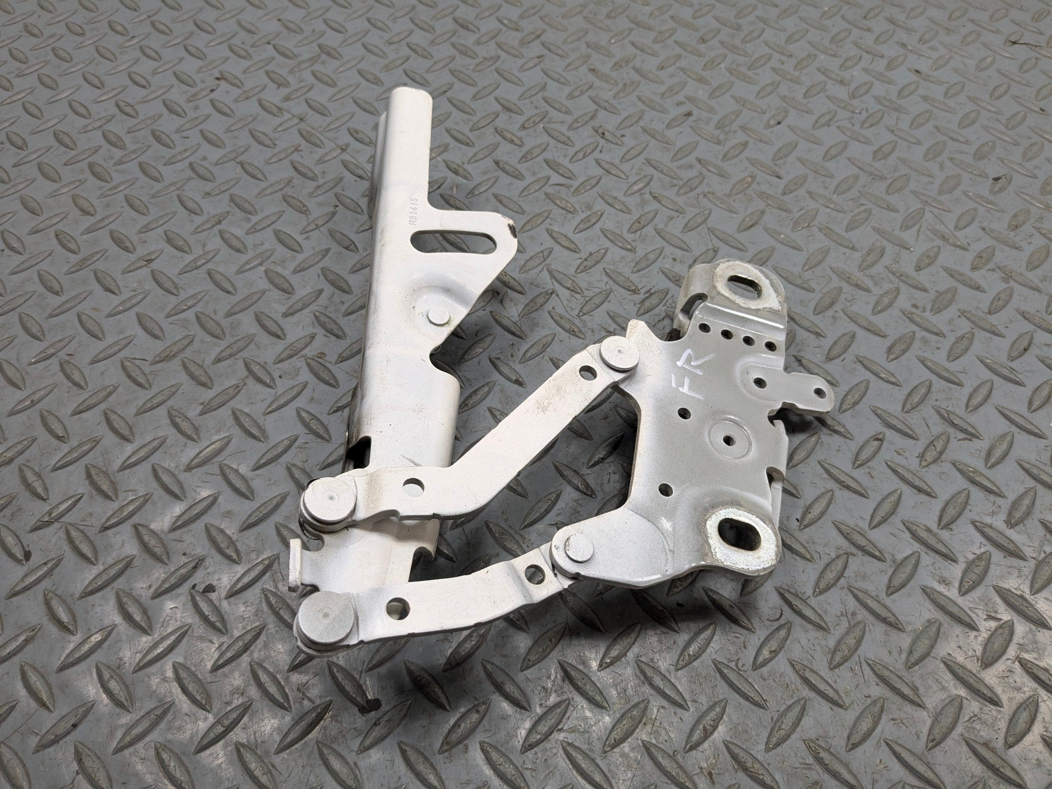 2015 - 2018 BMW 320I OEM HOOD BONNET HINGE SUPPORT FRONT RIGHT PASSENGER SIDE