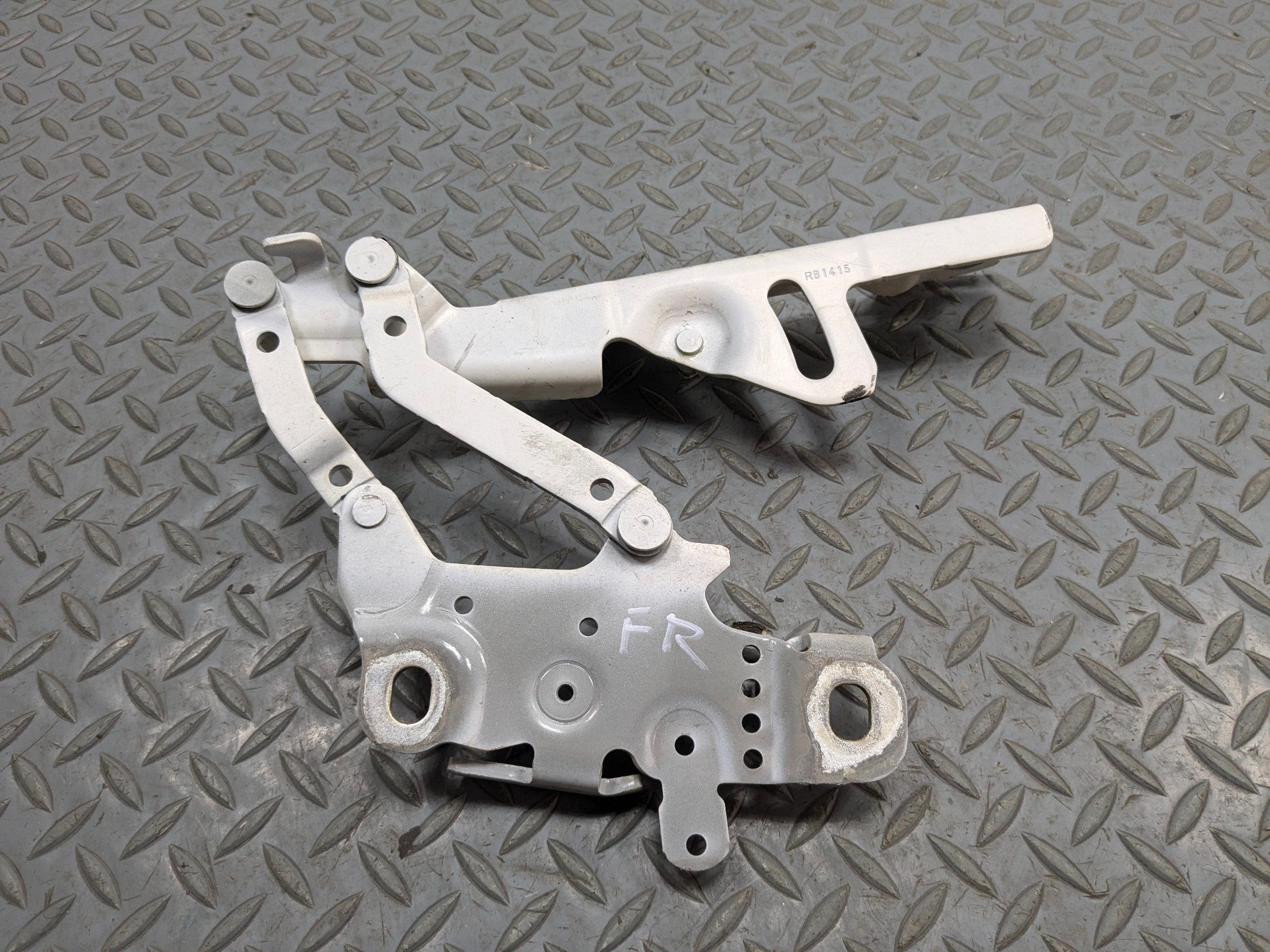 2015 - 2018 BMW 320I OEM HOOD BONNET HINGE SUPPORT FRONT RIGHT PASSENGER SIDE