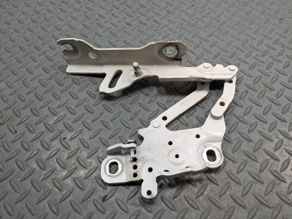 2015 - 2018 BMW 320I OEM HOOD BONNET HINGE SUPPORT FRONT RIGHT PASSENGER SIDE