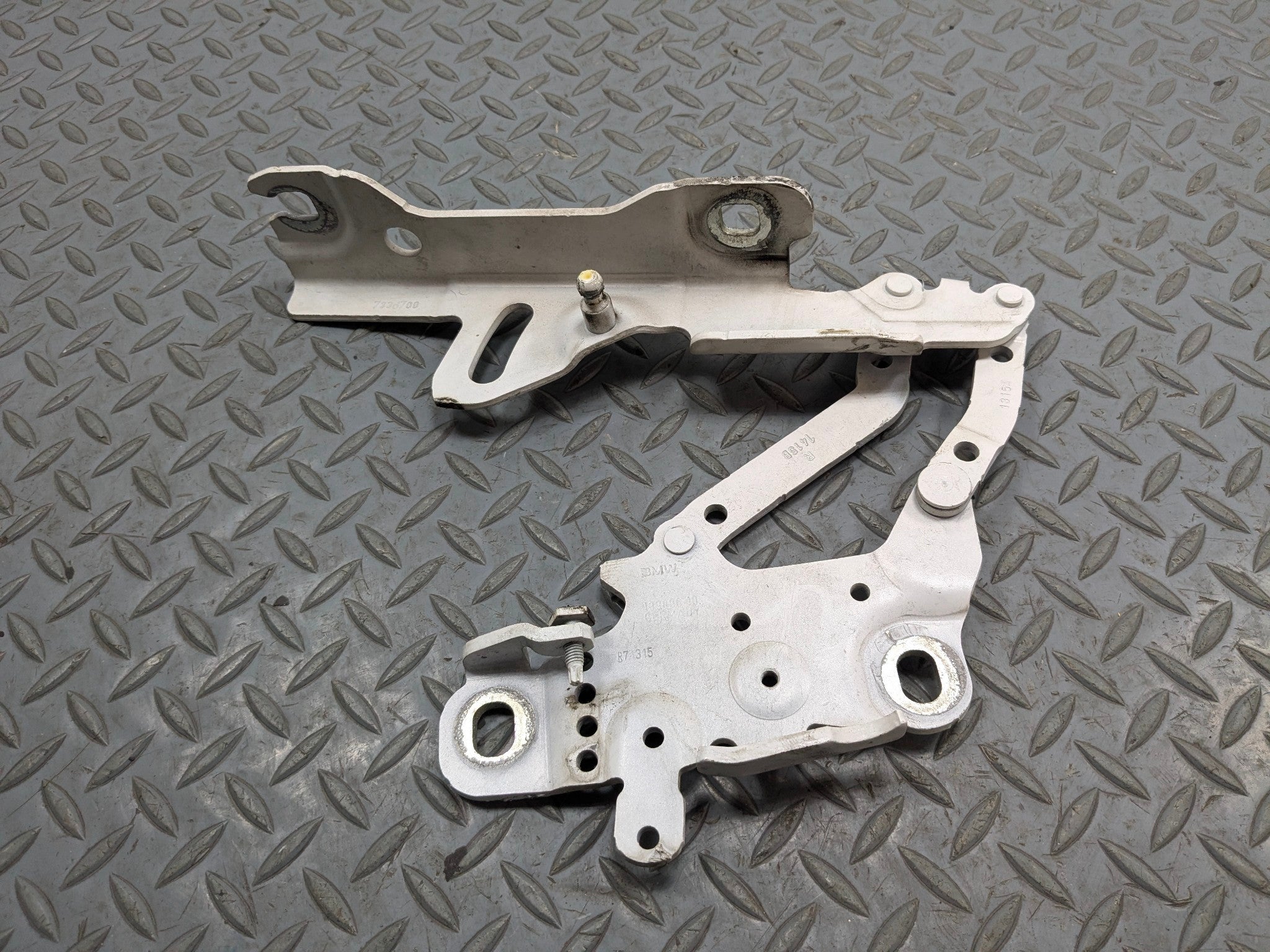 2015 - 2018 BMW 320I OEM HOOD BONNET HINGE SUPPORT FRONT RIGHT PASSENGER SIDE