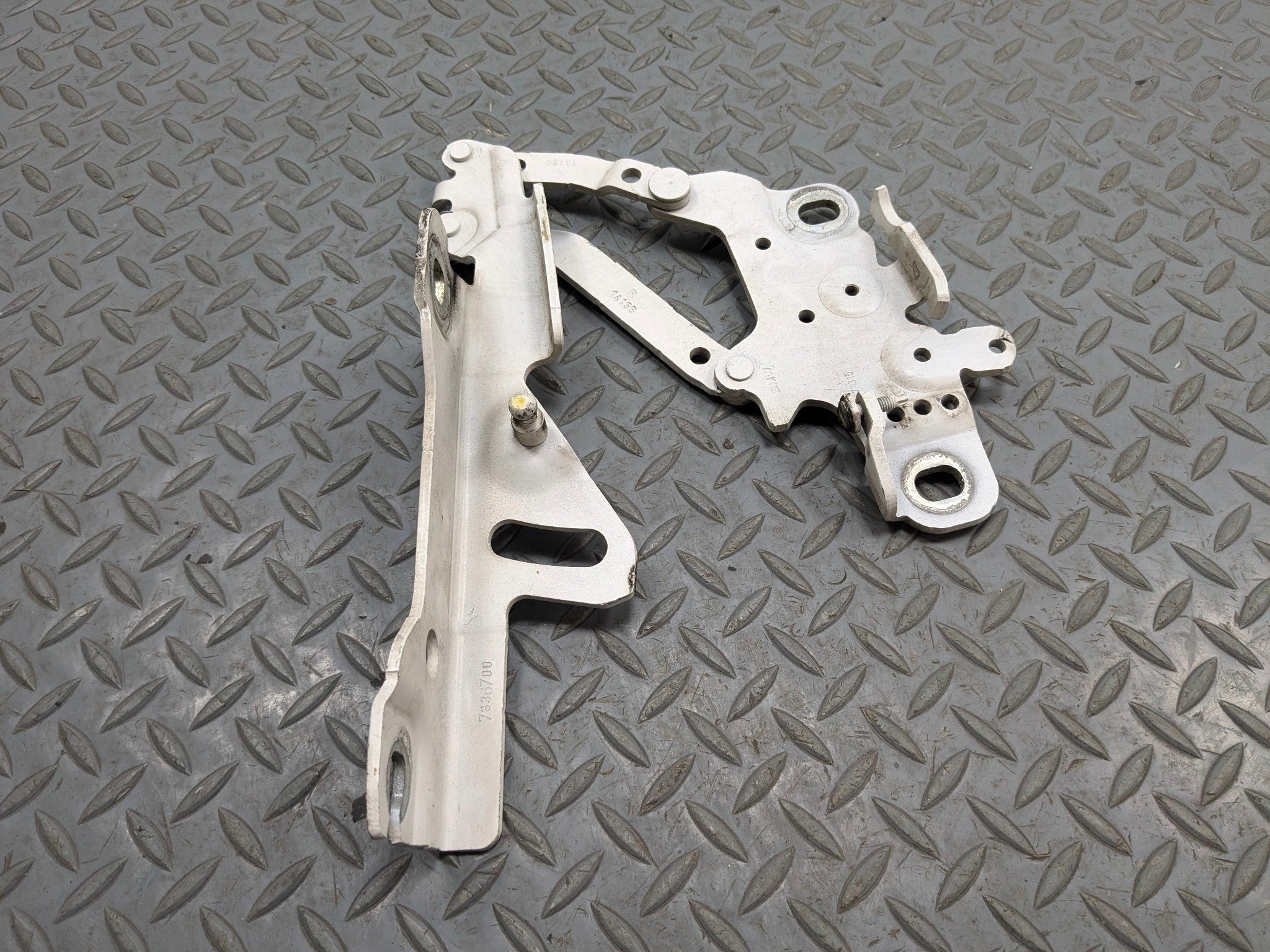 2015 - 2018 BMW 320I OEM HOOD BONNET HINGE SUPPORT FRONT RIGHT PASSENGER SIDE
