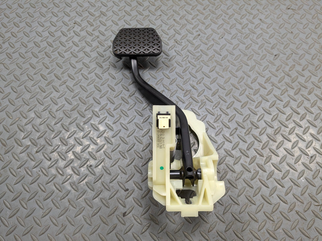 2015 - 2018 BMW 320I OEM BRAKE STOP PEDAL WITH SUPPORT MOUNT BRACKET