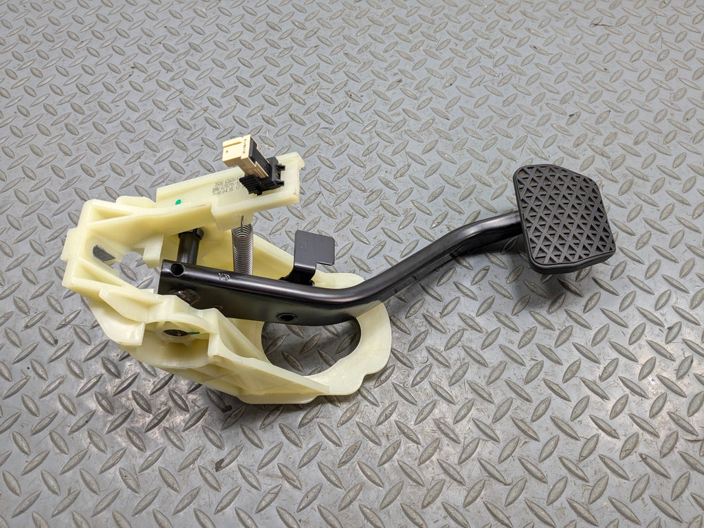 2015 - 2018 BMW 320I OEM BRAKE STOP PEDAL WITH SUPPORT MOUNT BRACKET