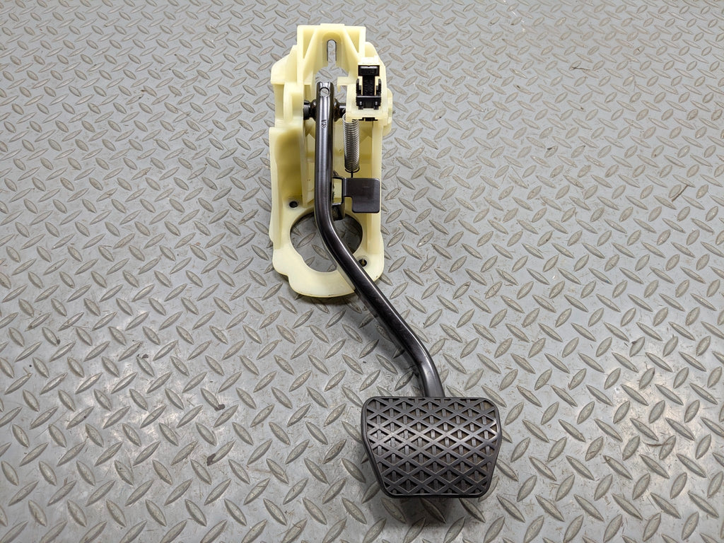 2015 - 2018 BMW 320I OEM BRAKE STOP PEDAL WITH SUPPORT MOUNT BRACKET