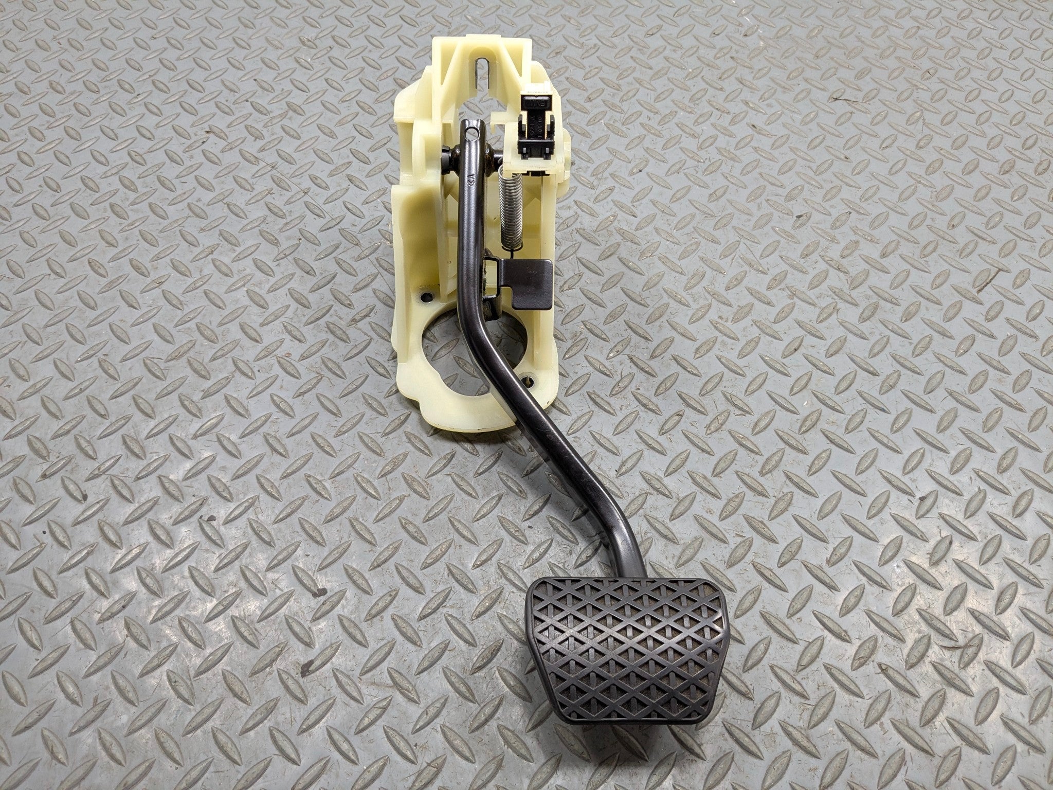 2015 - 2018 BMW 320I OEM BRAKE STOP PEDAL WITH SUPPORT MOUNT BRACKET