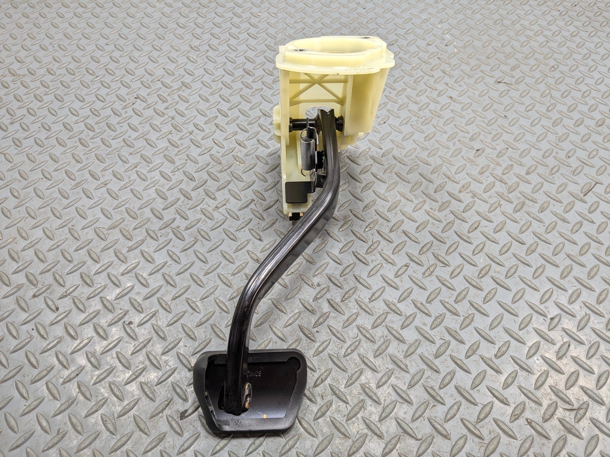 2015 - 2018 BMW 320I OEM BRAKE STOP PEDAL WITH SUPPORT MOUNT BRACKET