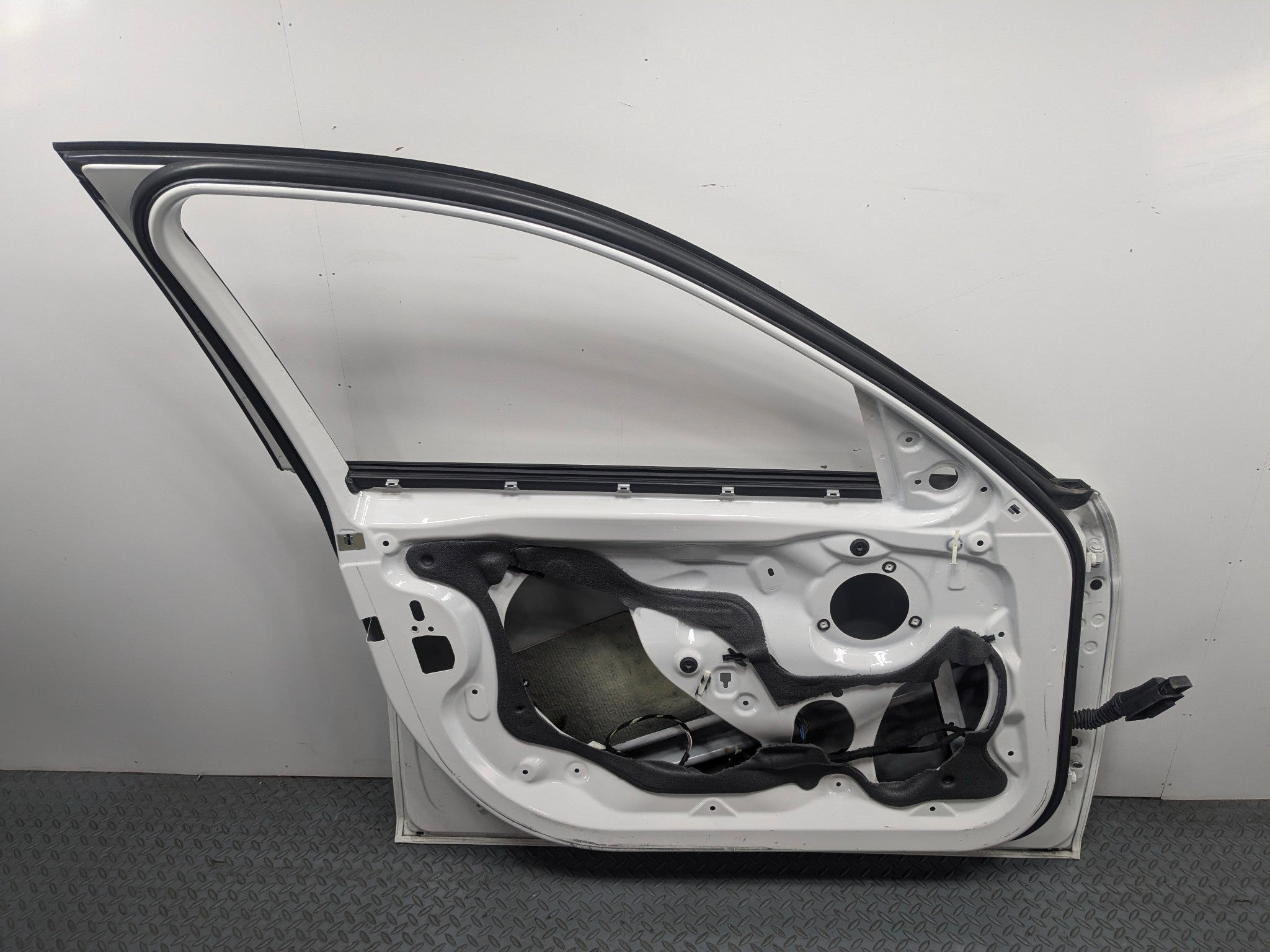 2015 - 2018 BMW 320I OEM DOOR SHELL PANEL ALPINE WHITE FRONT LEFT DRIVER SIDE