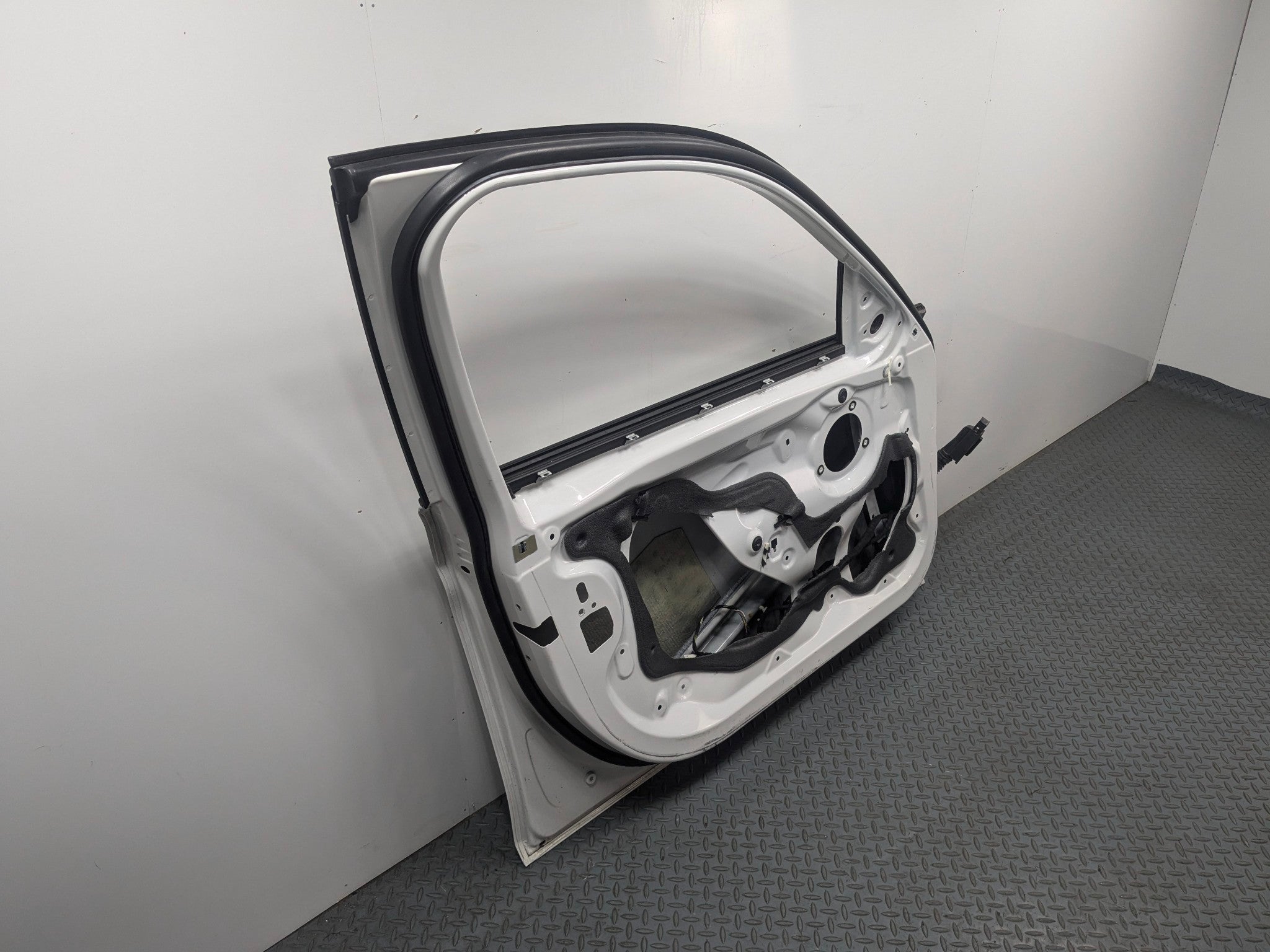 2015 - 2018 BMW 320I OEM DOOR SHELL PANEL ALPINE WHITE FRONT LEFT DRIVER SIDE
