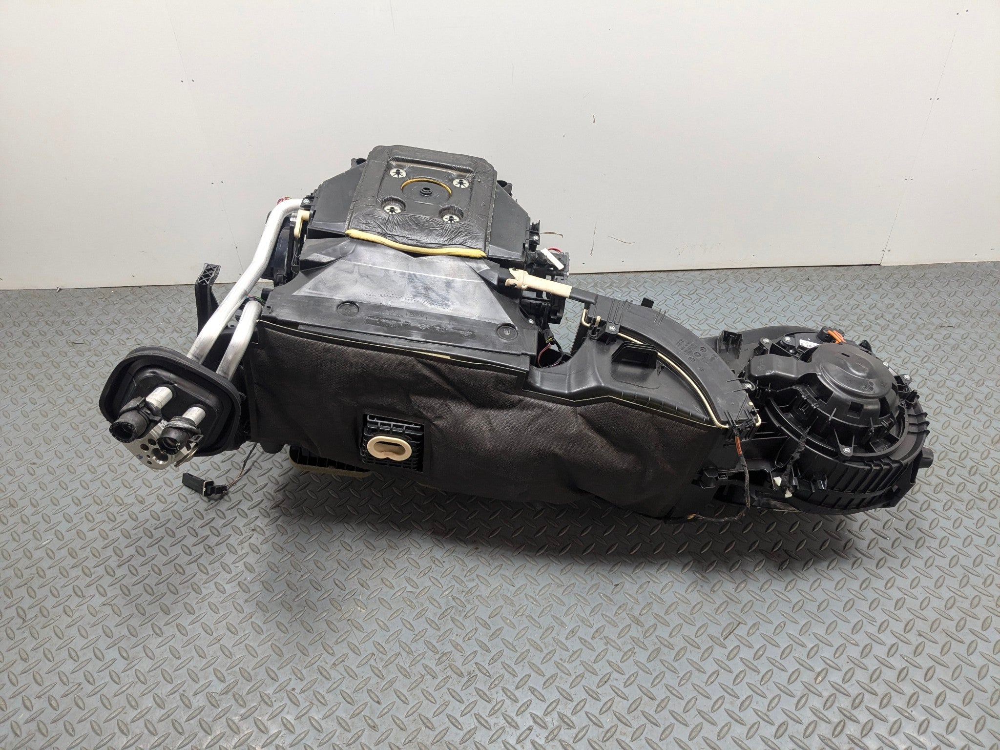 2015 - 2018 BMW 320I OEM HVAC AC HEATER BLOWER HOUSING BOX ASSEMBLY
