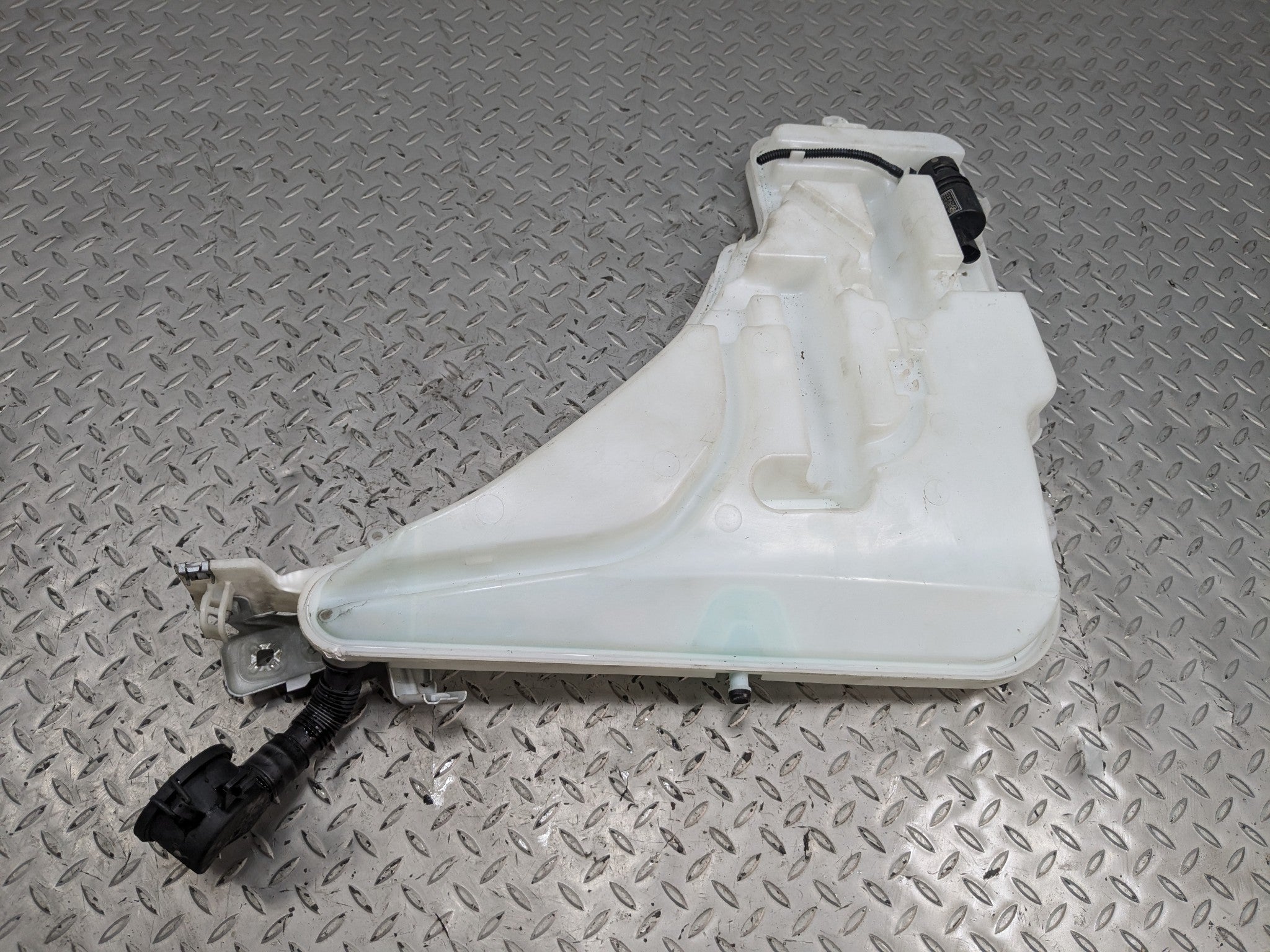2015 - 2018 BMW 320I OEM WINDSHIELD WASHER FLUID RESERVOIR BOTTLE