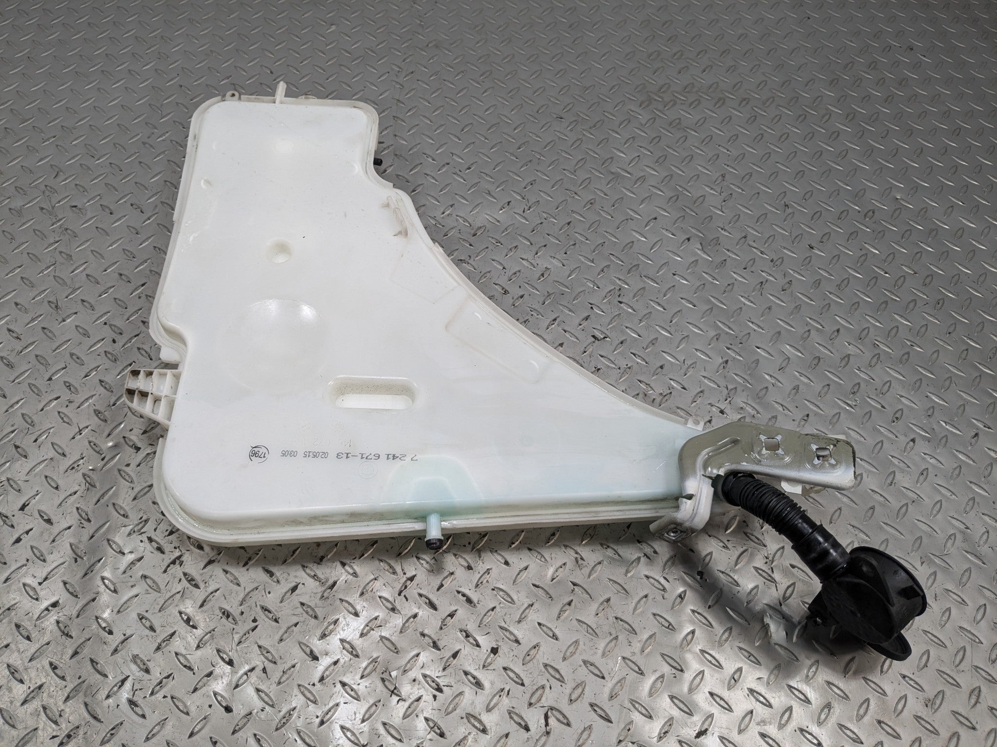 2015 - 2018 BMW 320I OEM WINDSHIELD WASHER FLUID RESERVOIR BOTTLE