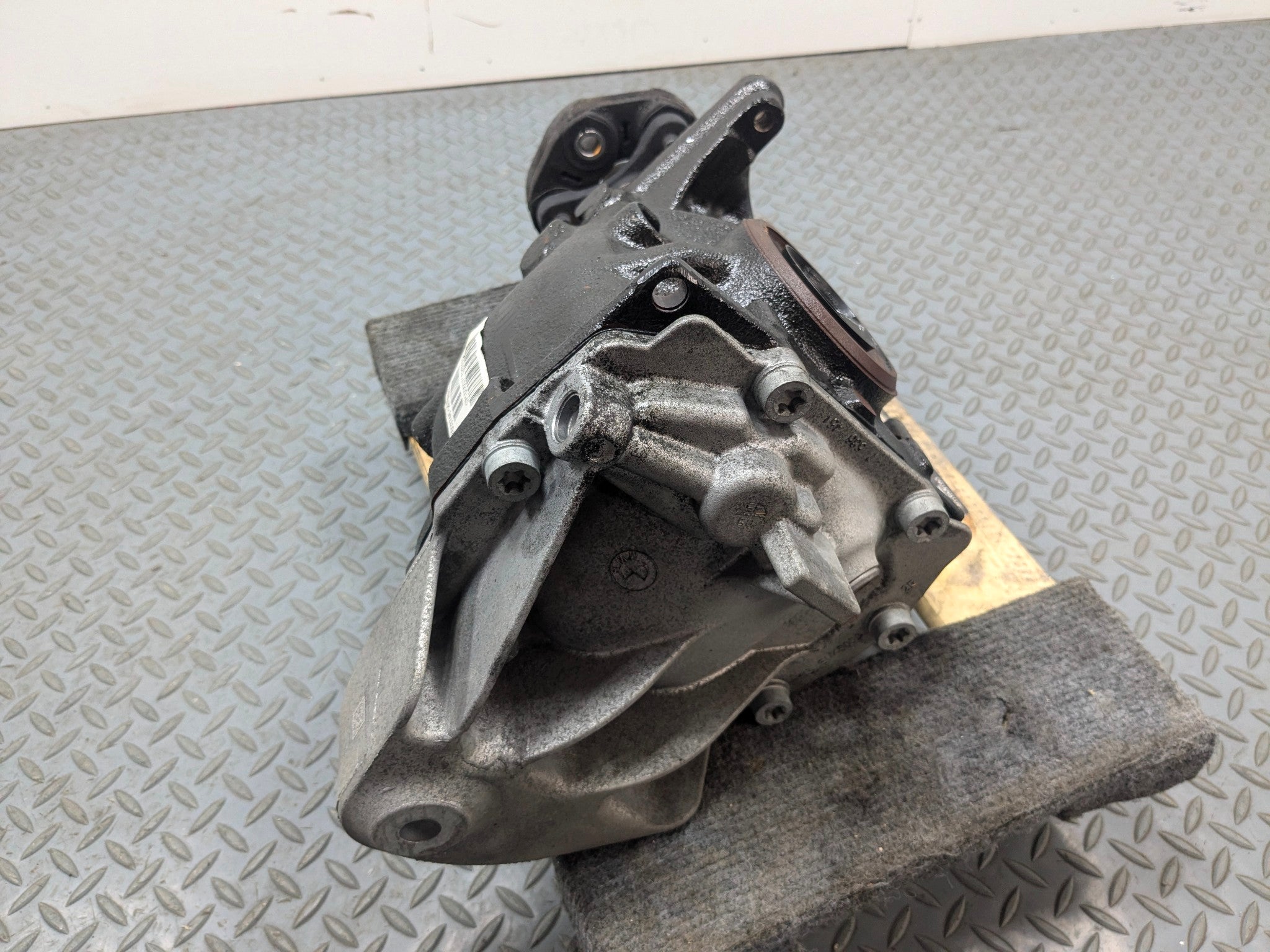 2015 - 2018 BMW 320I OEM REAR DIFFERENTIAL GEAR BOX CARRIER ASSEMBLY