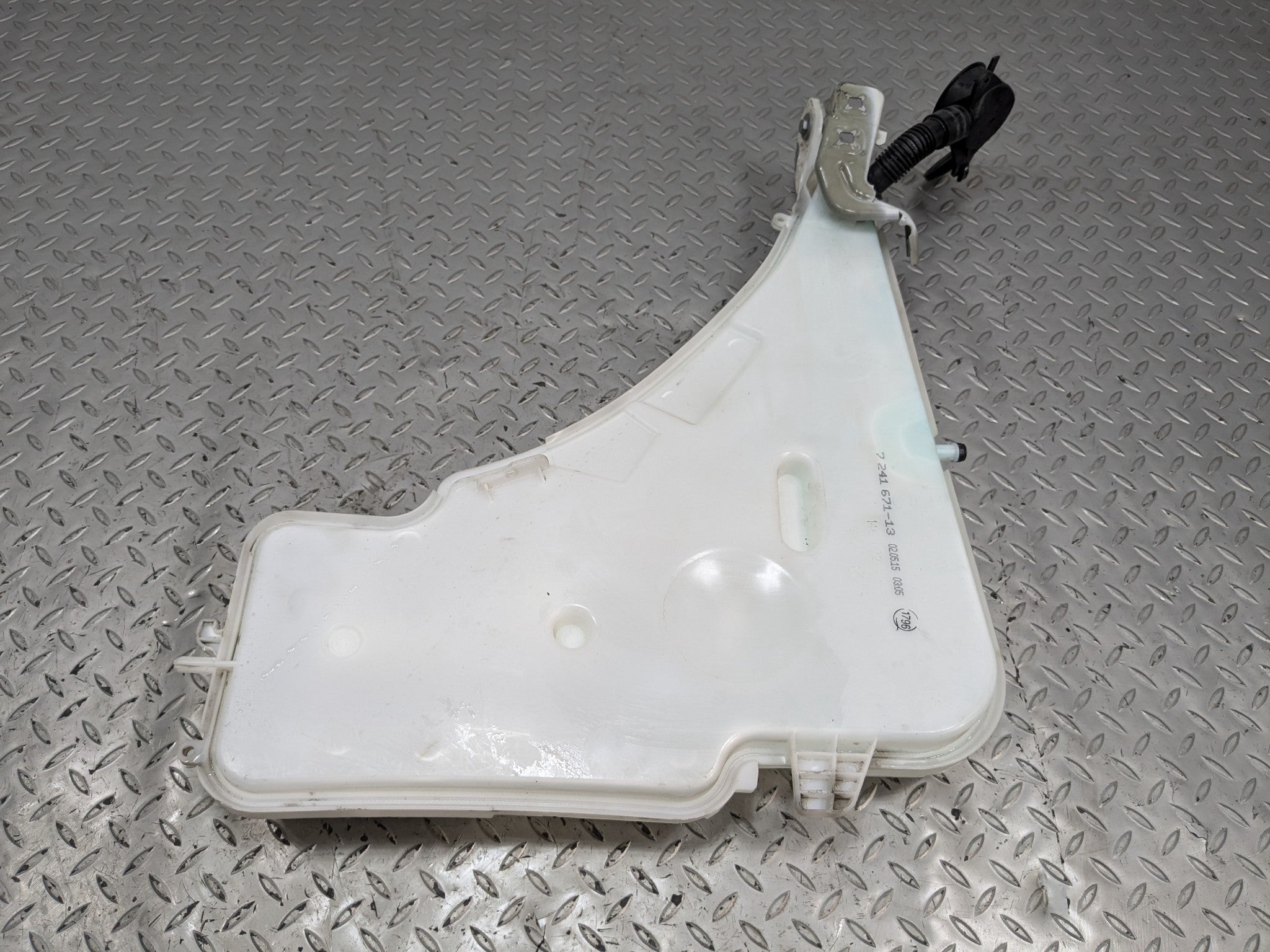 2015 - 2018 BMW 320I OEM WINDSHIELD WASHER FLUID RESERVOIR BOTTLE