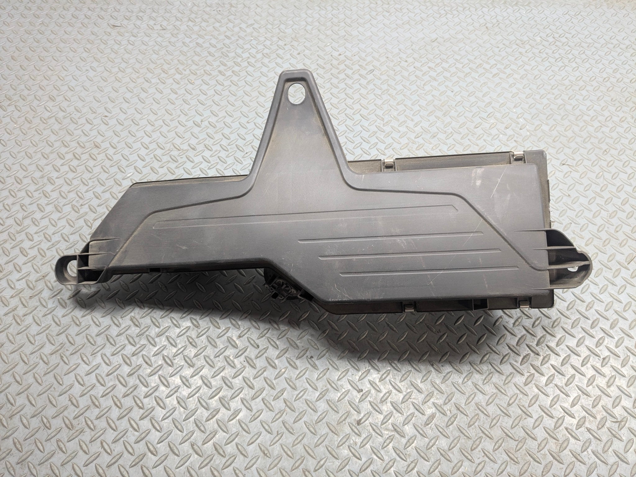 2015 - 2018 BMW 320I OEM AIR CLEANER FILTER INTAKE BOX HOUSING ASSEMBLY