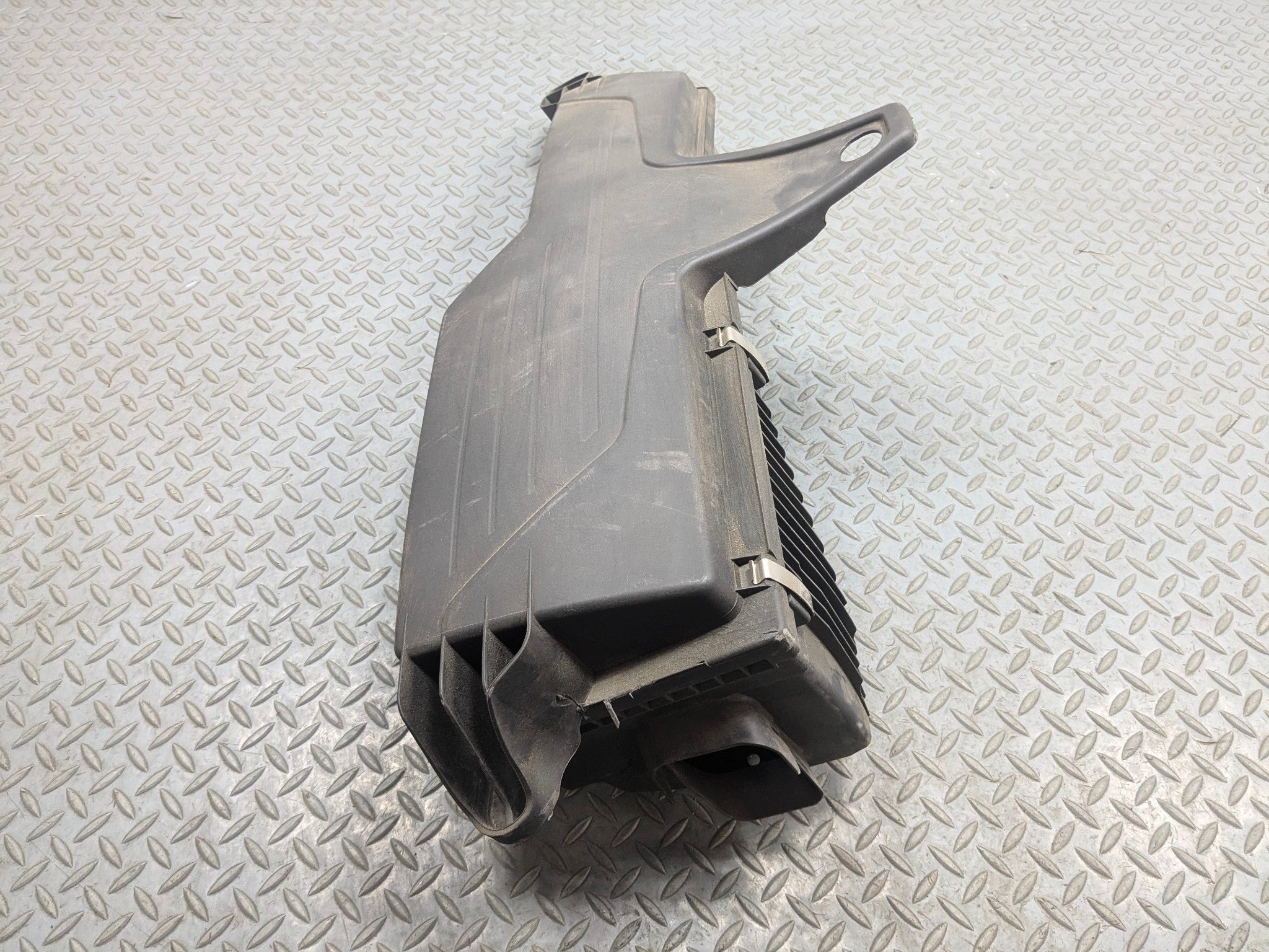 2015 - 2018 BMW 320I OEM AIR CLEANER FILTER INTAKE BOX HOUSING ASSEMBLY