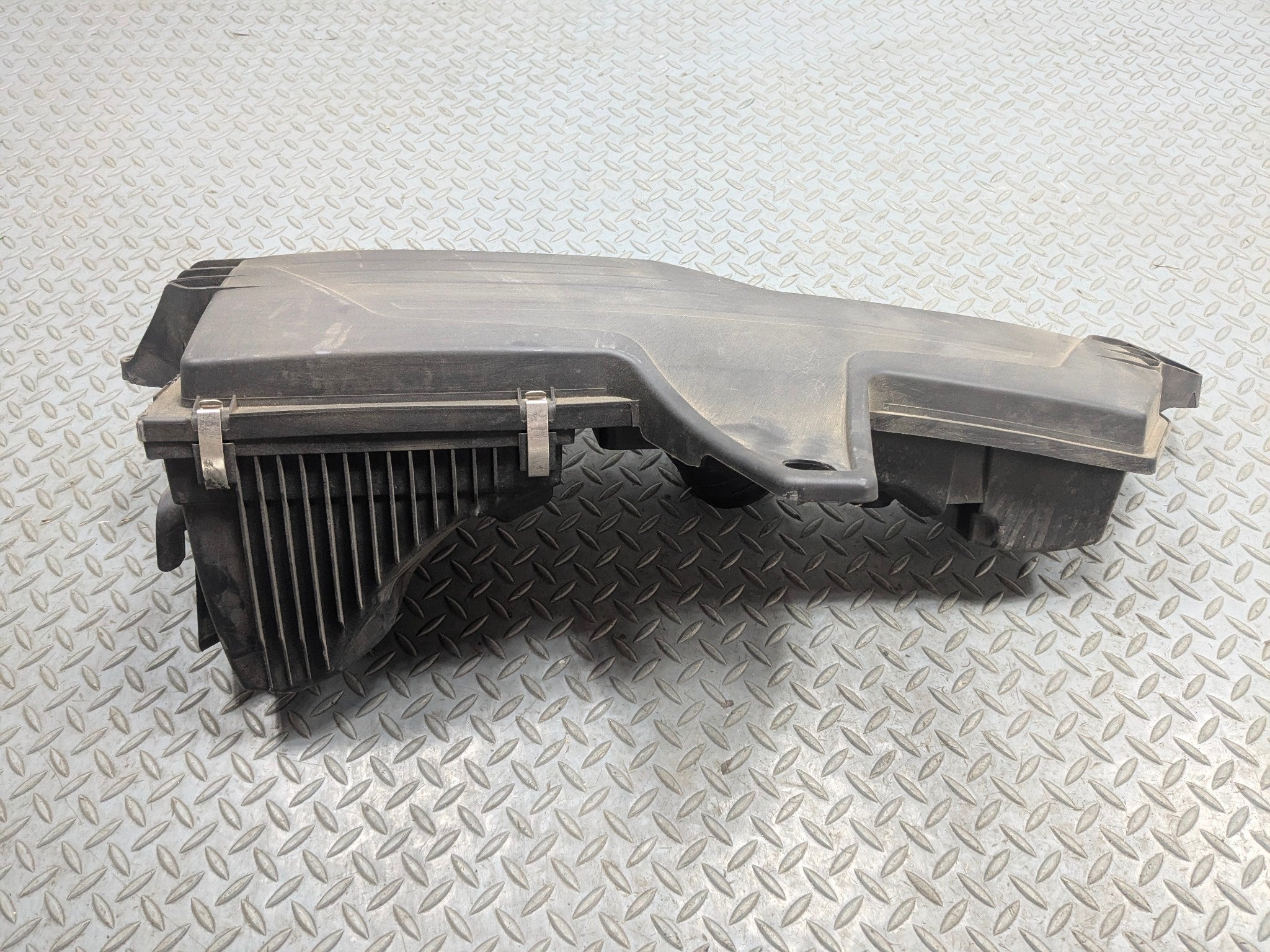 2015 - 2018 BMW 320I OEM AIR CLEANER FILTER INTAKE BOX HOUSING ASSEMBLY