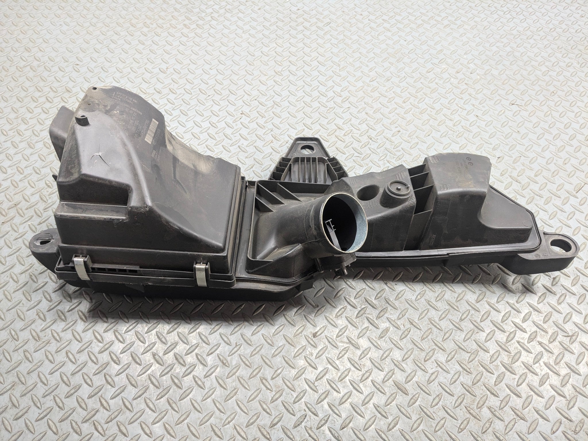 2015 - 2018 BMW 320I OEM AIR CLEANER FILTER INTAKE BOX HOUSING ASSEMBLY
