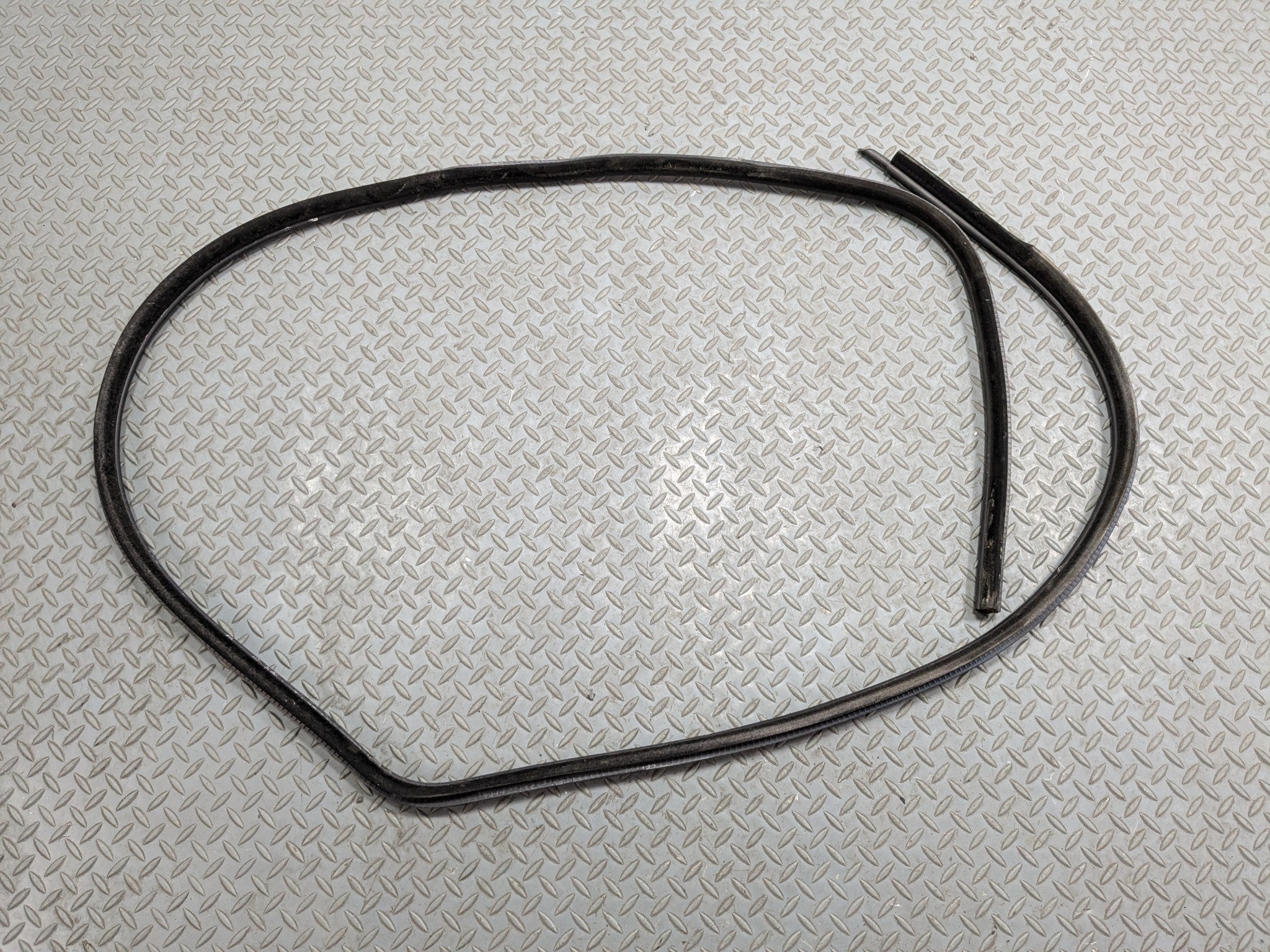 08 - 10 BMW 528I OEM DOOR SEAL WEATHER STRIPPING RUBBER FRONT LEFT DRIVER SIDE