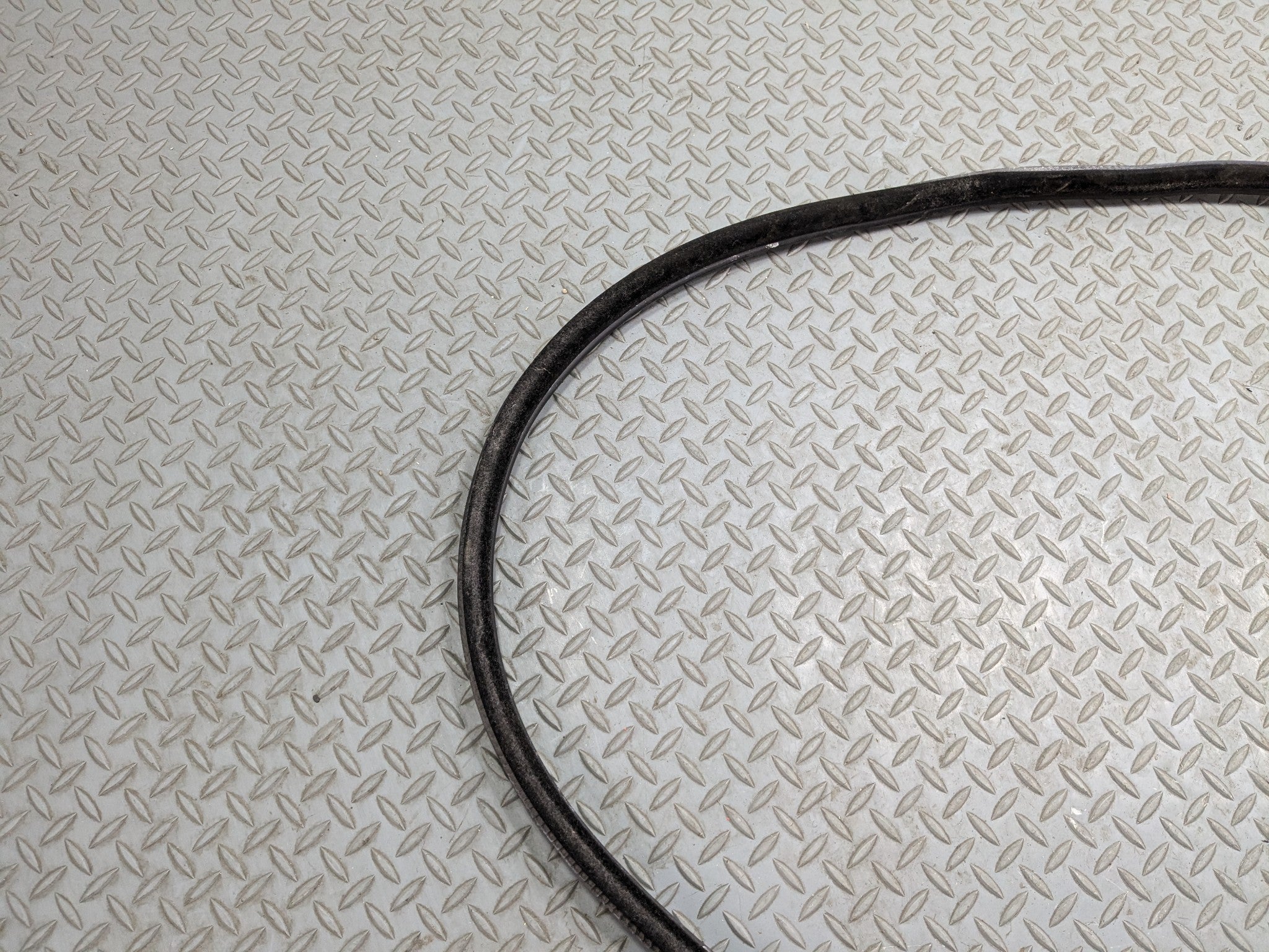 08 - 10 BMW 528I OEM DOOR SEAL WEATHER STRIPPING RUBBER FRONT LEFT DRIVER SIDE