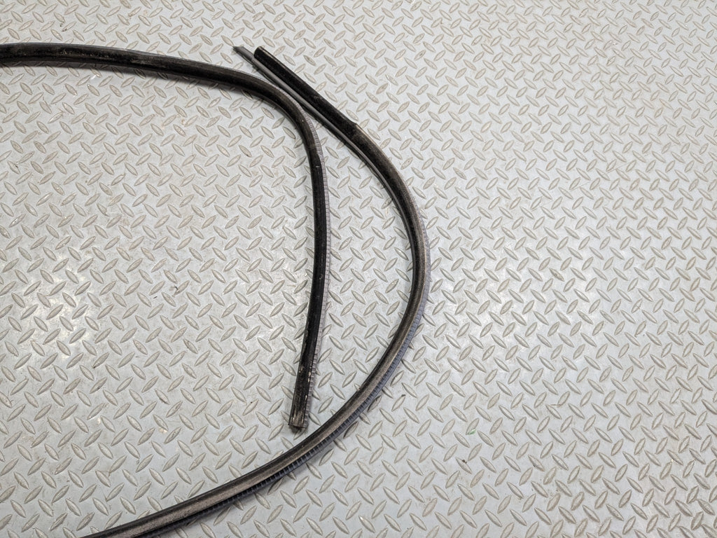 08 - 10 BMW 528I OEM DOOR SEAL WEATHER STRIPPING RUBBER FRONT LEFT DRIVER SIDE