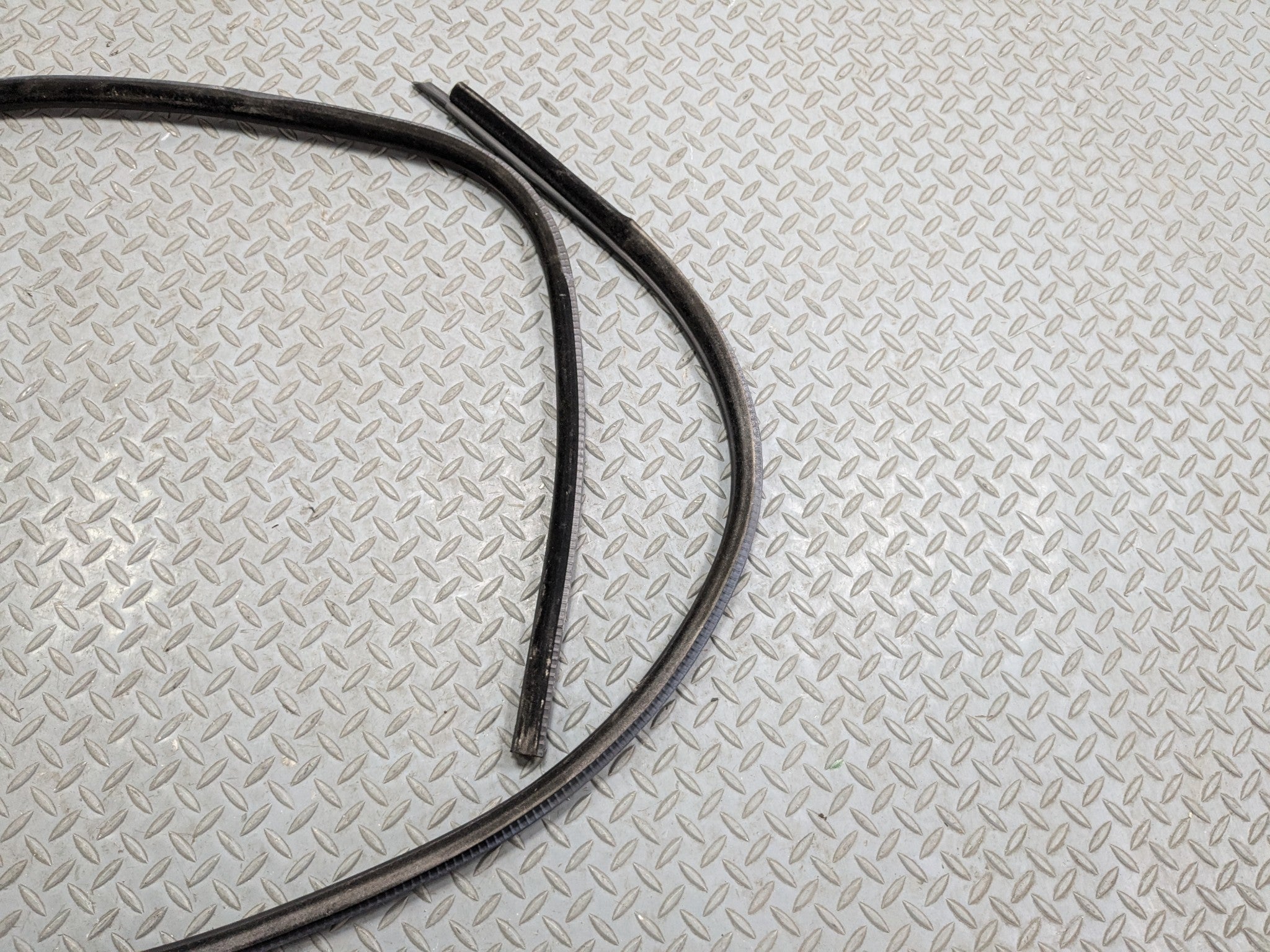 08 - 10 BMW 528I OEM DOOR SEAL WEATHER STRIPPING RUBBER FRONT LEFT DRIVER SIDE