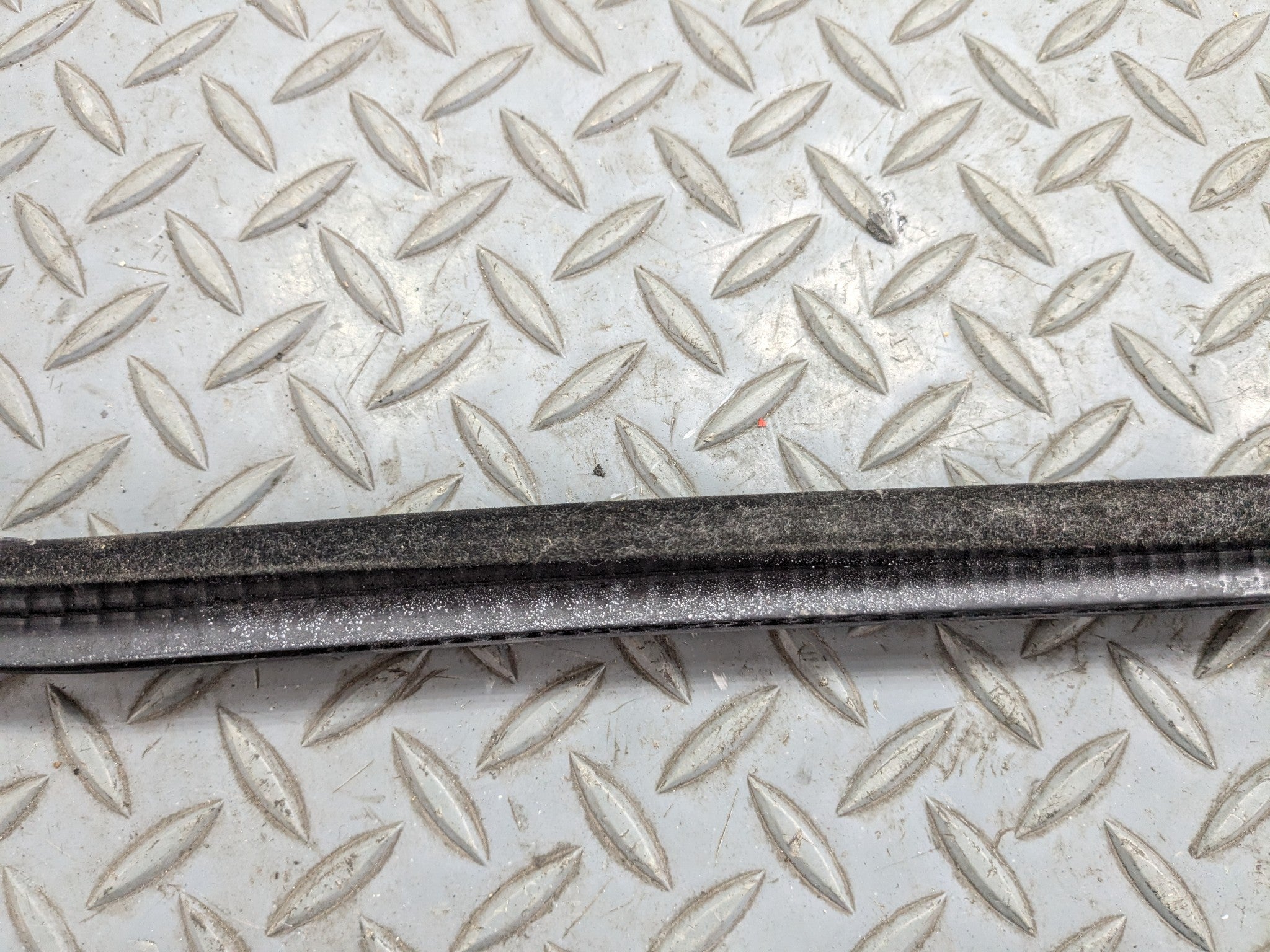 08 - 10 BMW 528I OEM DOOR SEAL WEATHER STRIPPING RUBBER FRONT LEFT DRIVER SIDE