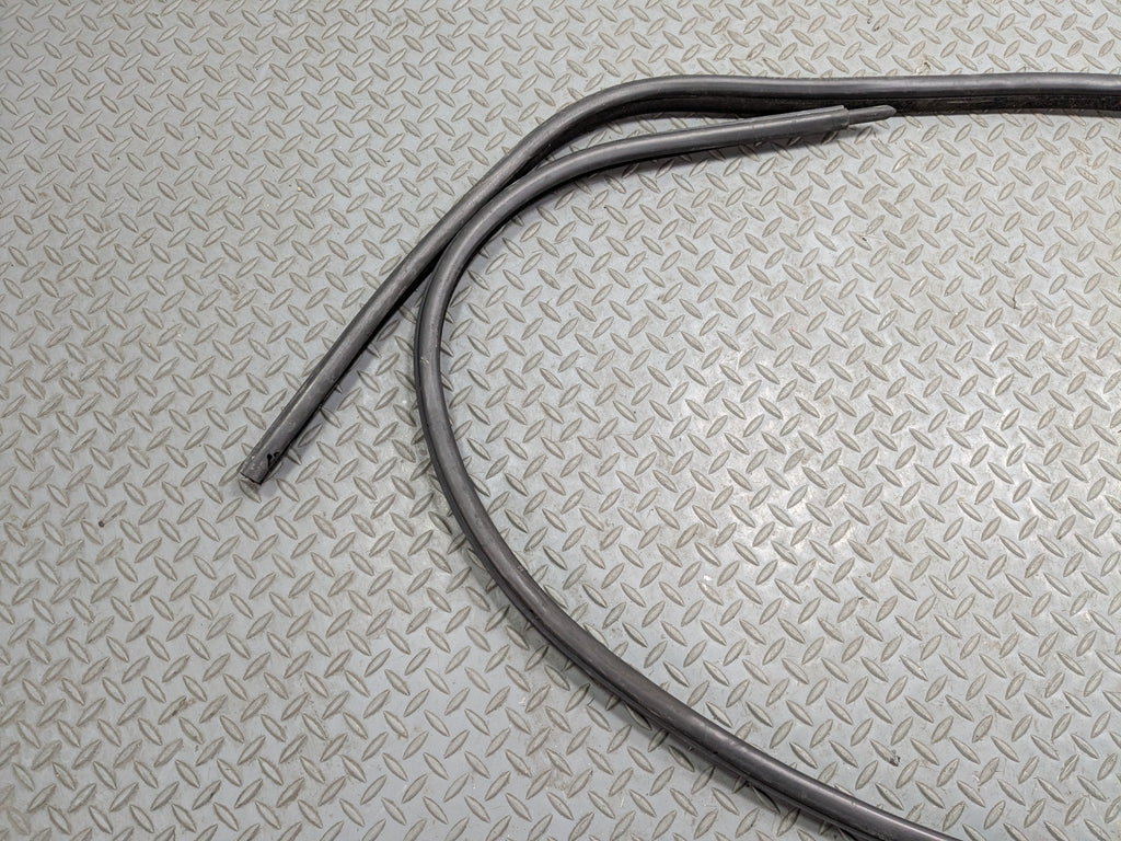 08 - 10 BMW 528I OEM DOOR SEAL WEATHER STRIPPING RUBBER FRONT LEFT DRIVER SIDE