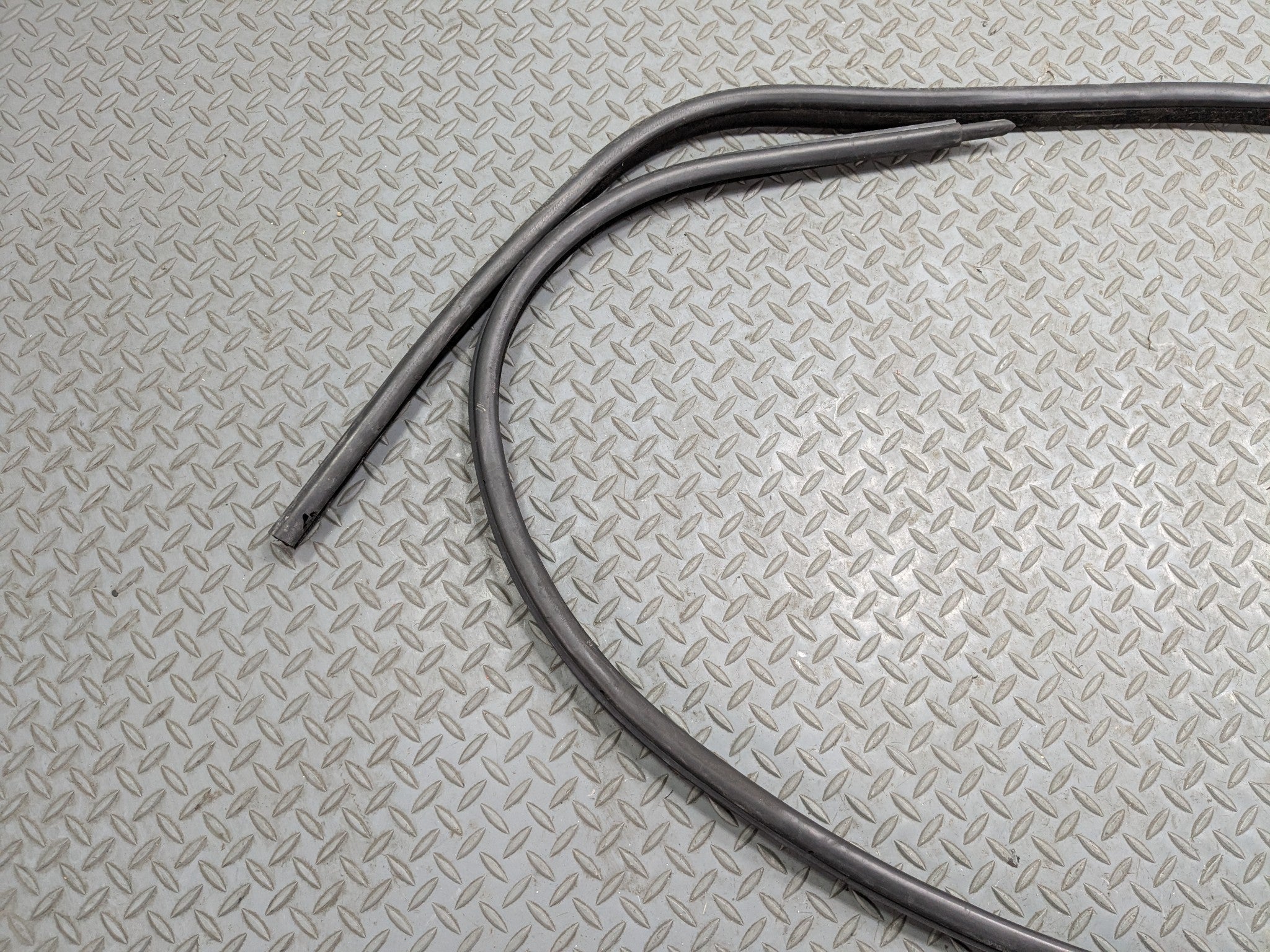 08 - 10 BMW 528I OEM DOOR SEAL WEATHER STRIPPING RUBBER FRONT LEFT DRIVER SIDE