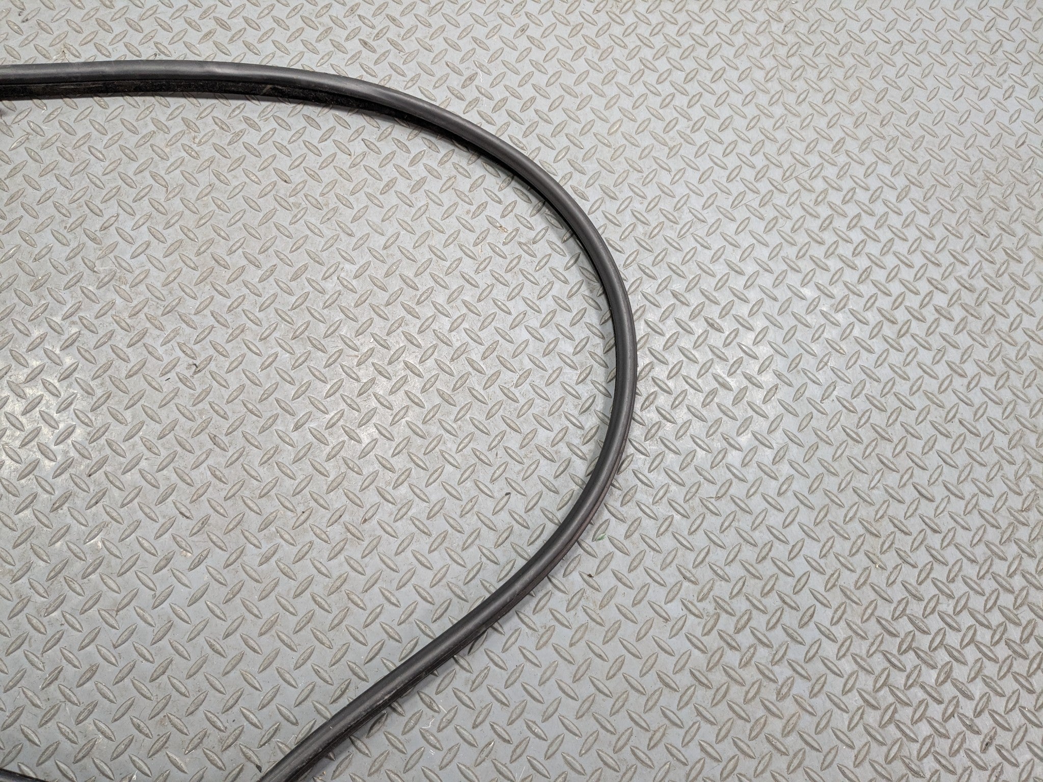 08 - 10 BMW 528I OEM DOOR SEAL WEATHER STRIPPING RUBBER FRONT LEFT DRIVER SIDE