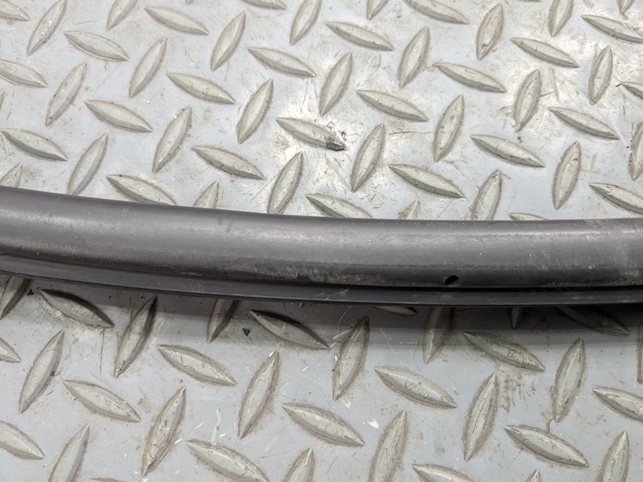 08 - 10 BMW 528I OEM DOOR SEAL WEATHER STRIPPING RUBBER FRONT LEFT DRIVER SIDE